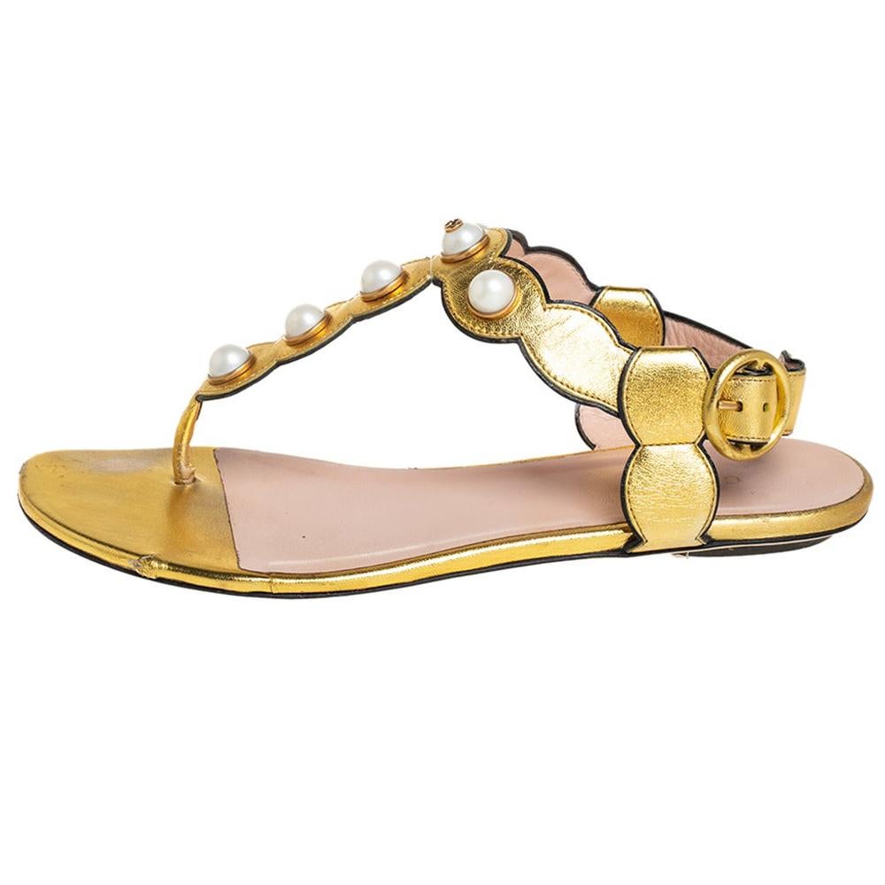 Gucci Sandalen mit T-Riemen aus goldenem Leder und Perlen Größe 36,5