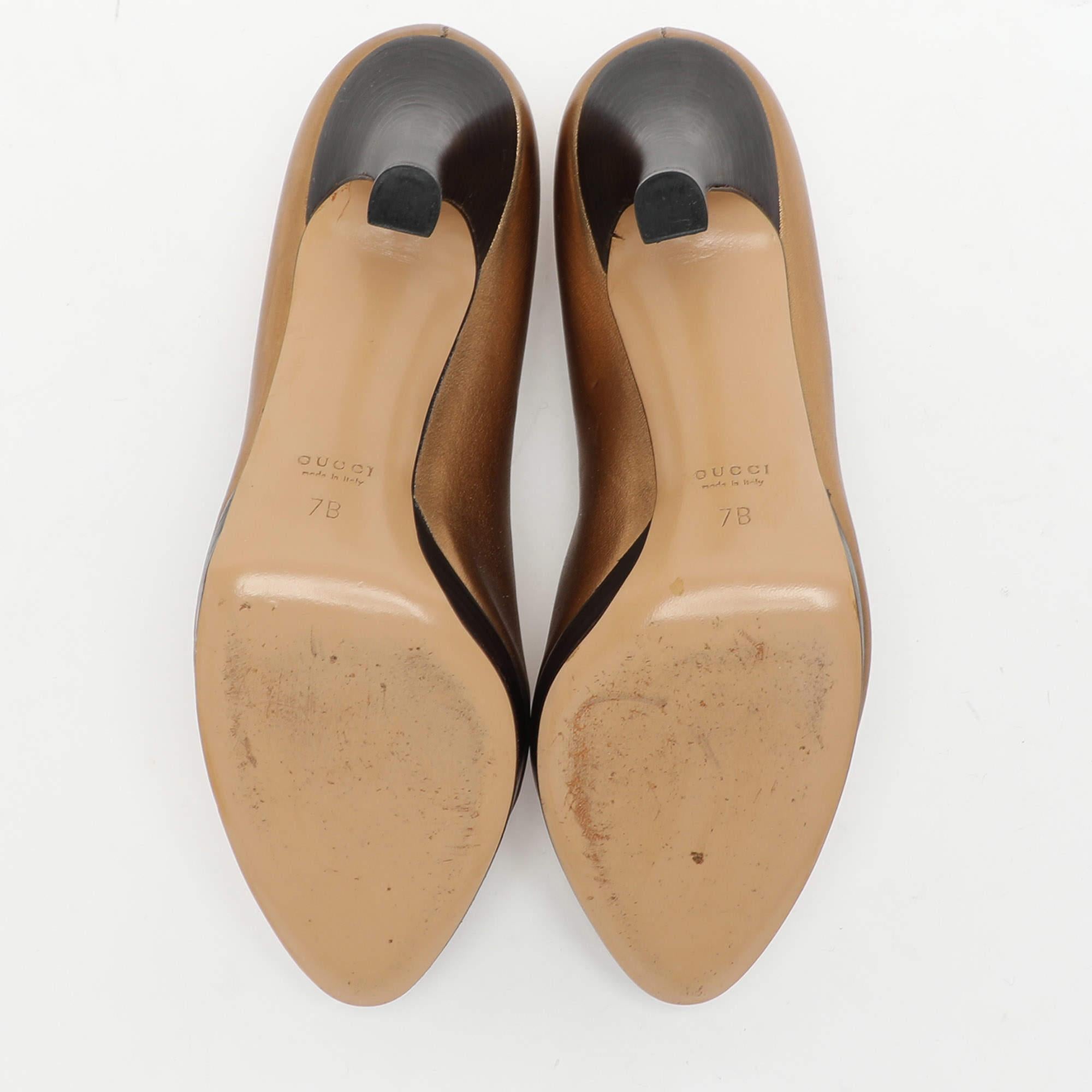 Gucci Gold Leather Pumps Size 37.5 For Sale 1