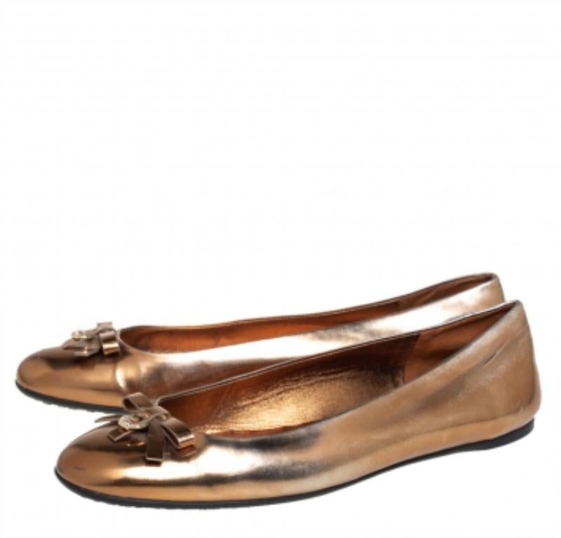 Style and comfort come together in these stunning Gucci ballet flats. They have been skillfully crafted from leather in a gold shade and feature bow ties on the uppers. These flats are lined with smooth leather.