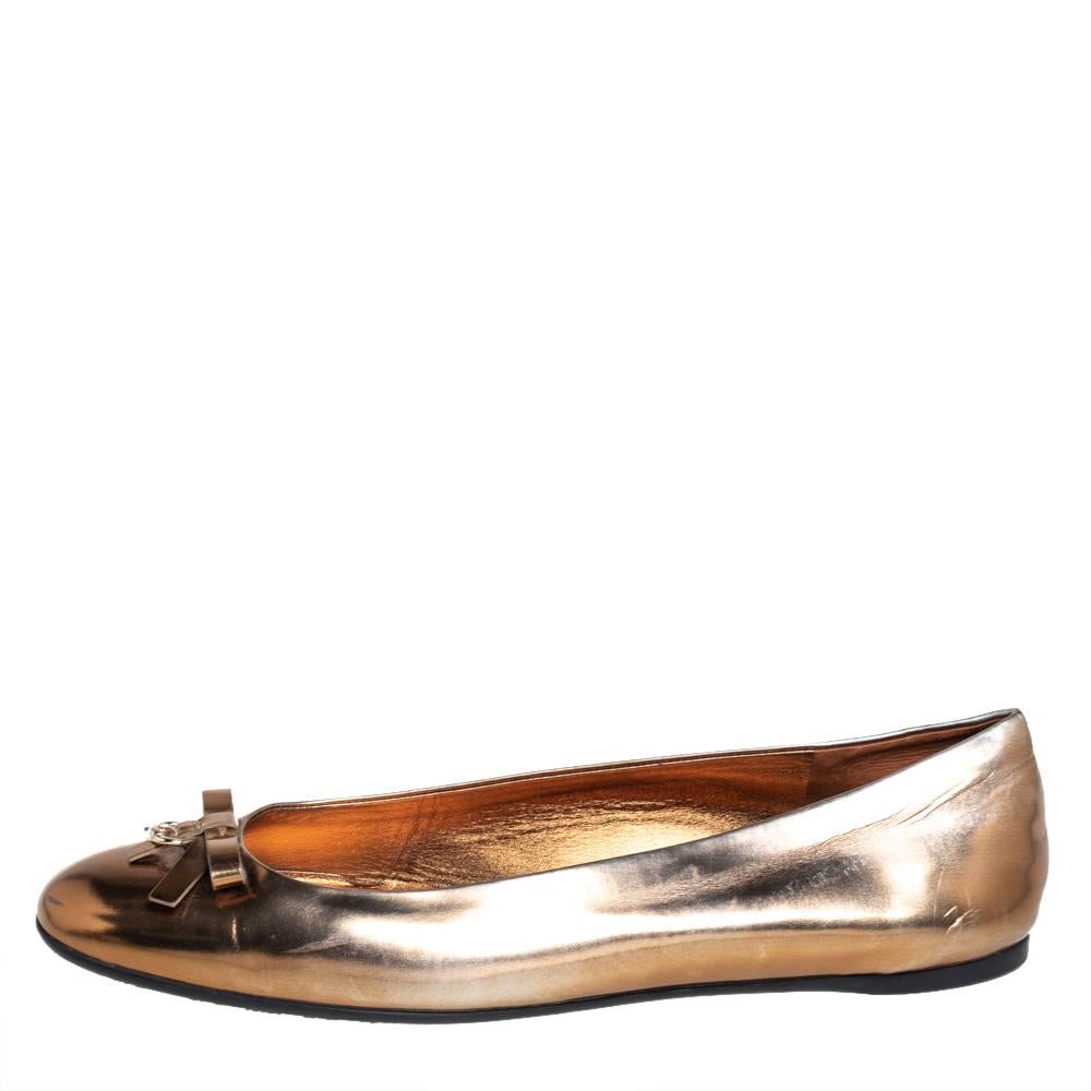 Style and comfort come together in these stunning Gucci ballet flats. They have been skillfully crafted from leather in a gold shade and feature bow ties on the uppers. These flats are lined with smooth leather.

Includes: Original Box, Original