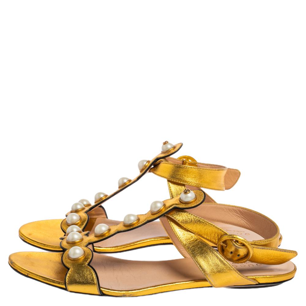 Gucci Gold Leather Willow Faux Pearl Embellished Flat Sandals Size 38 In Good Condition In Dubai, Al Qouz 2