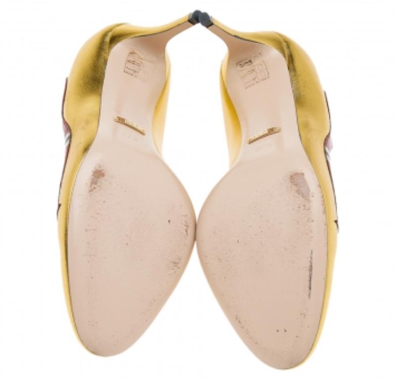 Queste décolleté di Gucci hanno il chiaro potenziale di risollevare il tuo spirito! Queste décolleté sono realizzate in pelle dorata e presentano un motivo a serpente sulla parte superiore smerlata per un tocco di carattere in più. Hanno la punta a