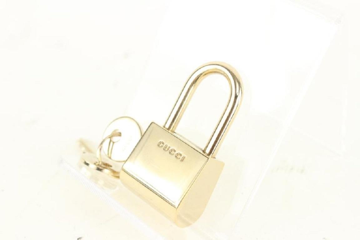 Gucci Gold Logo Padlock Cadena and Key Lock 916gk93 In Good Condition In Dix hills, NY