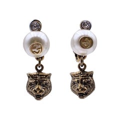 Gucci Clips d'oreilles en métal doré, fausse tête de tigre et cristal