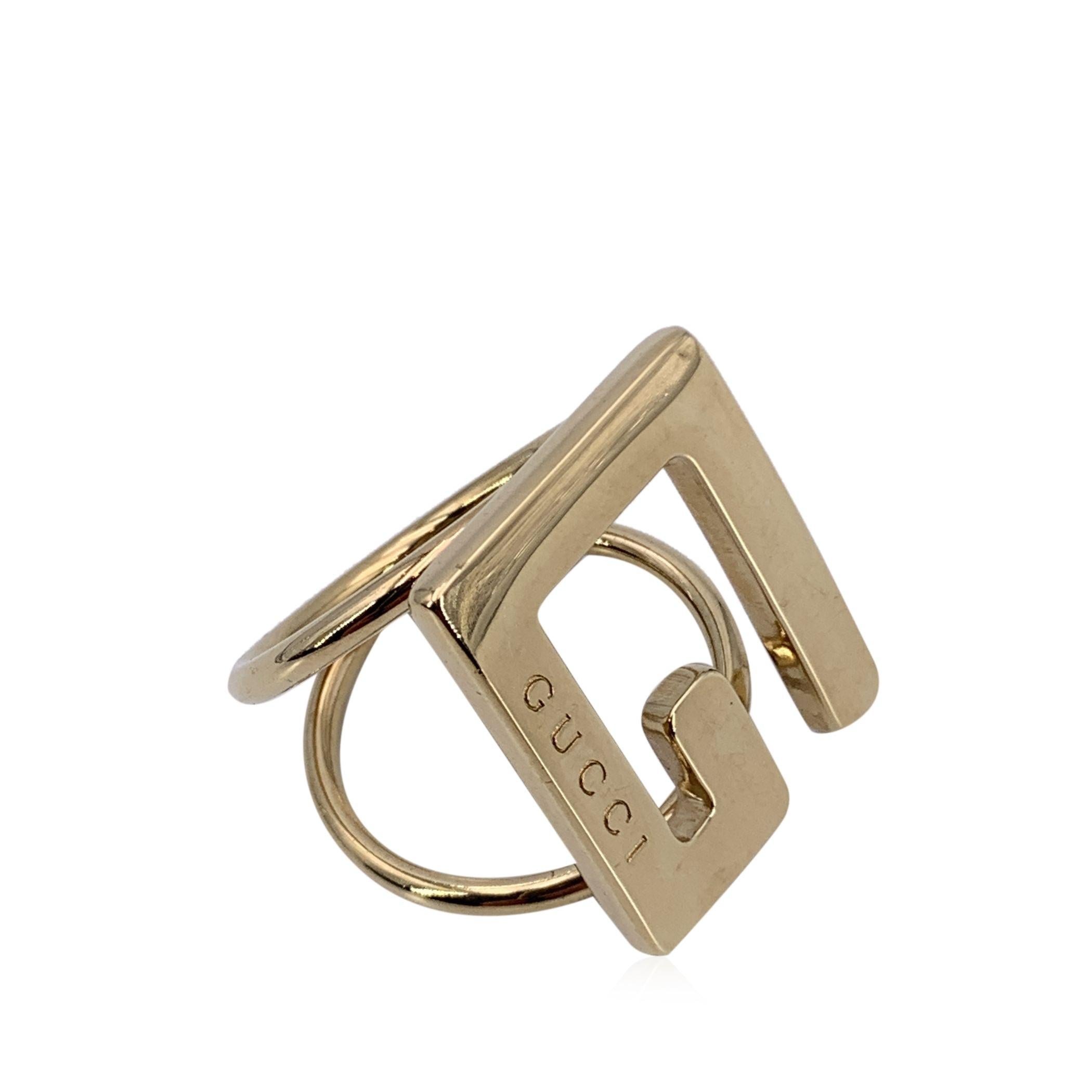 Dieser atemberaubende Gucci Schalring ist ein wahrer Beweis für zeitlose Eleganz. Sie ist aus luxuriösem, goldenem Metall gefertigt und trägt das ikonische G-Logo, das die Essenz der Raffinesse und des Stils der Marke verkörpert. Perfekt entworfen,