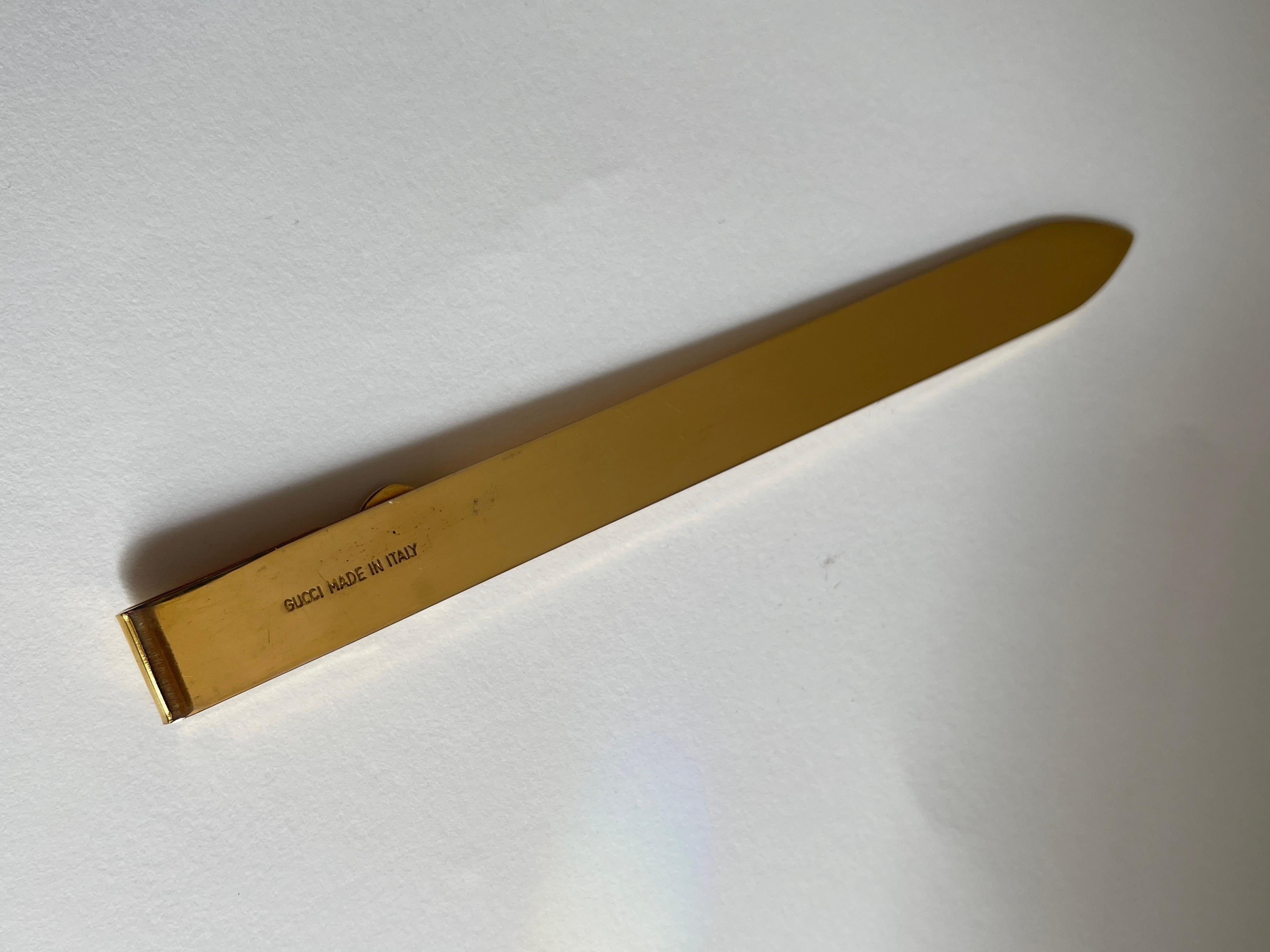 Ouvre-lettres en métal doré de Gucci dans un étui en cuir noir en vente 2
