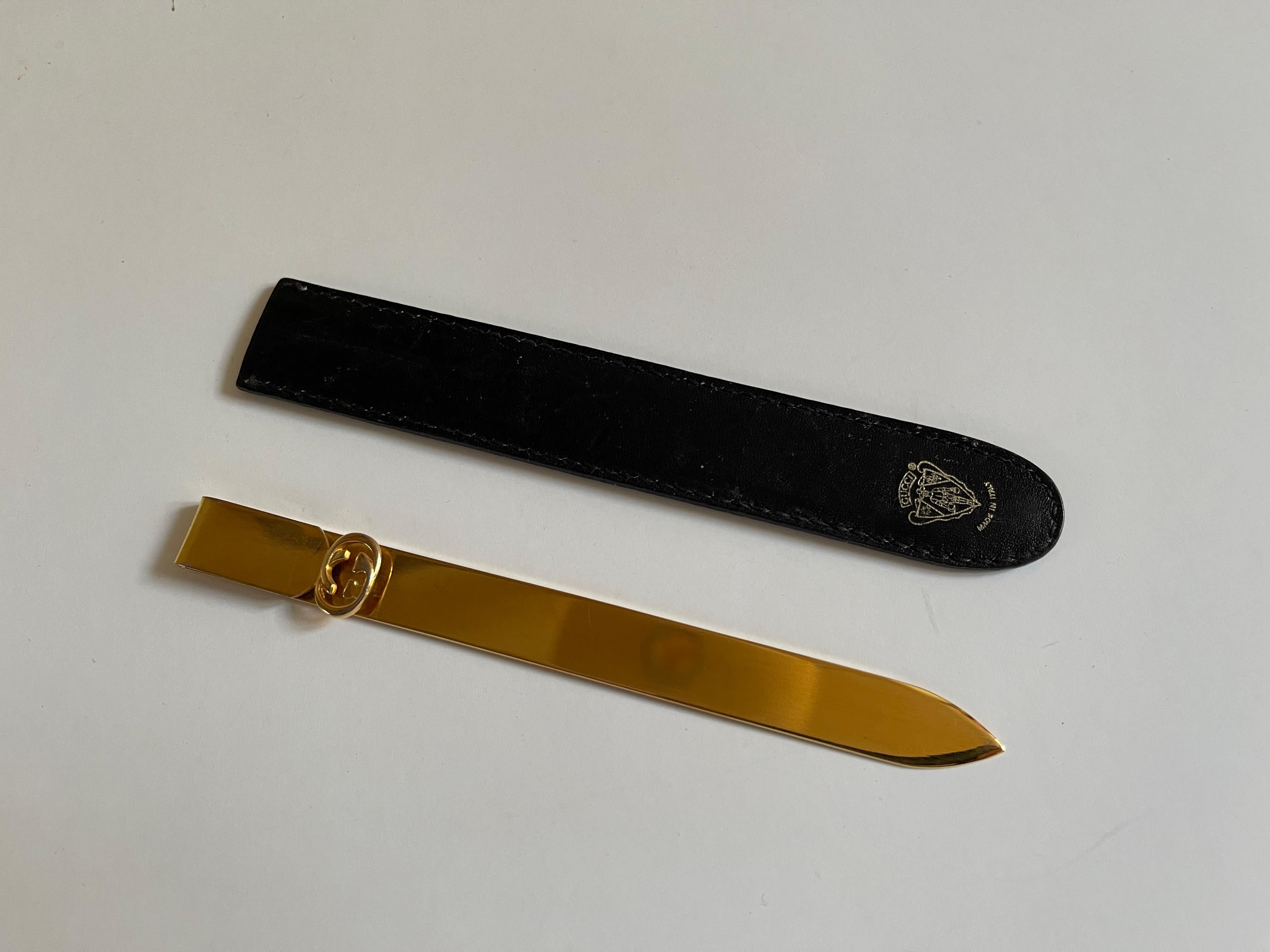 Ouvre-lettres en métal doré de Gucci dans un étui en cuir noir en vente 3