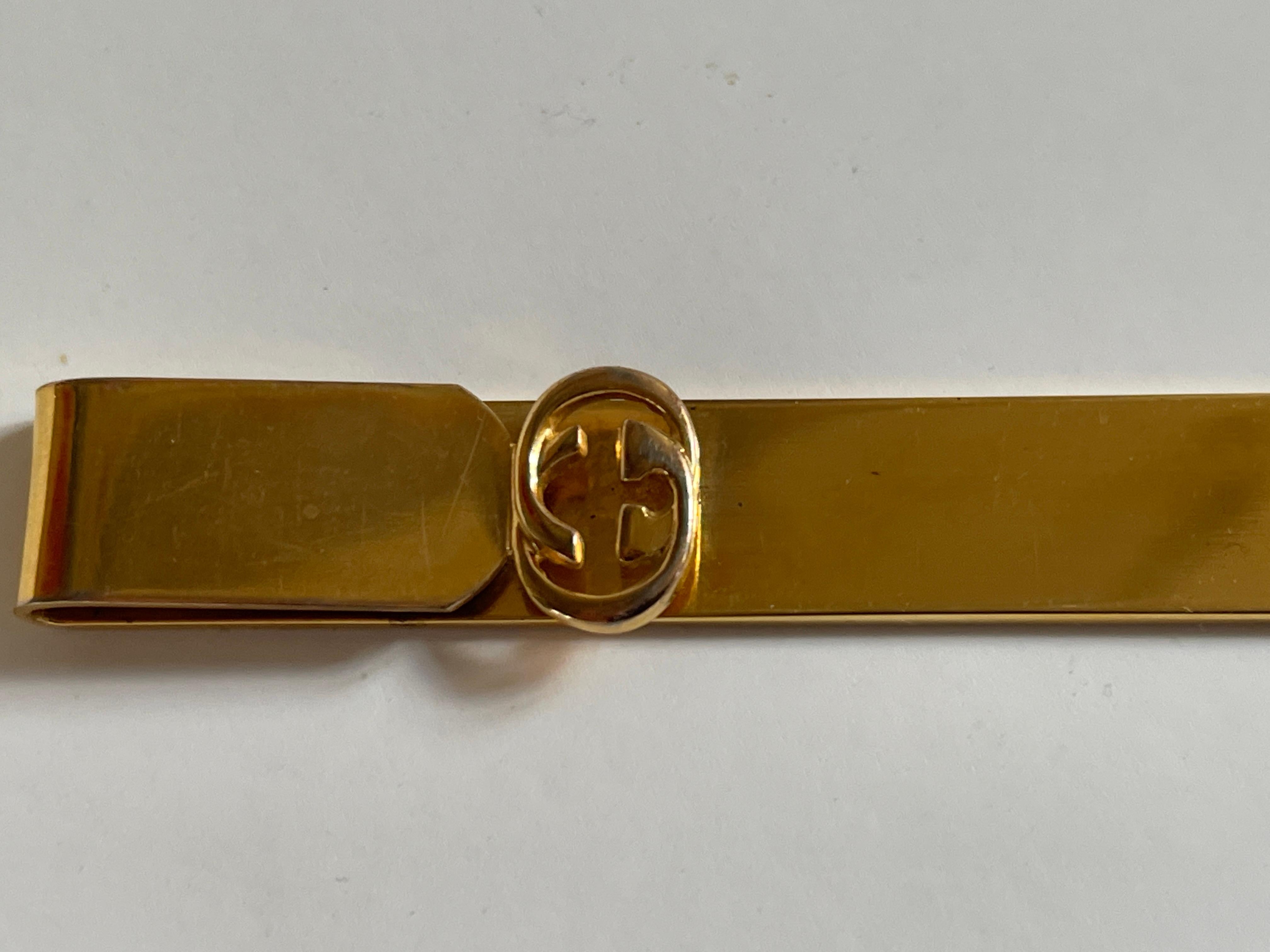 Ouvre-lettres en métal moulé doré Gucci avec logo double G sur la poignée.
Signature gravée au dos GUCCI Made In Italy
Étui d'origine en cuir noir avec le cachet de Gucci au dos.