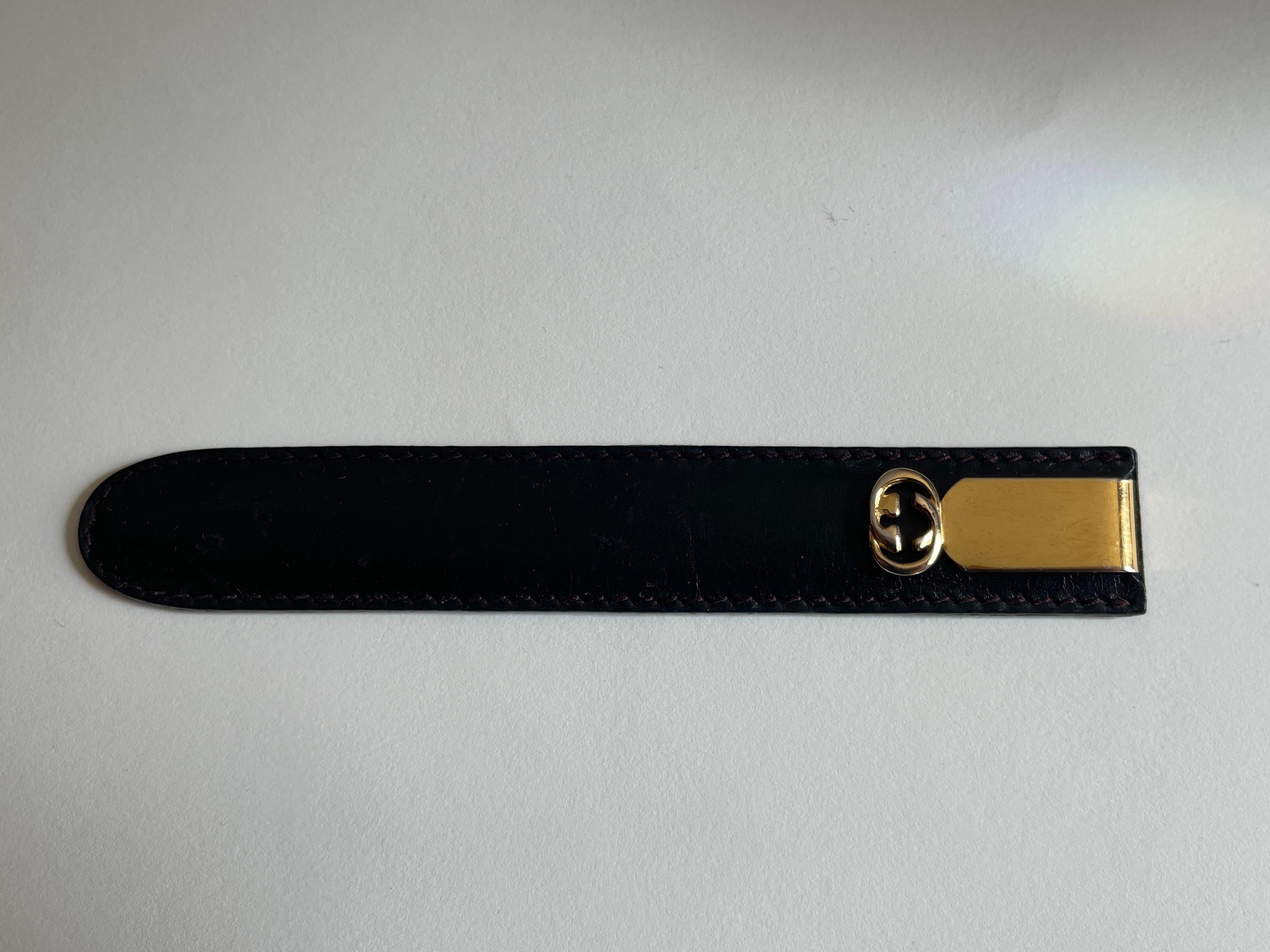 Brieföffner aus Gold und Metall von Gucci in schwarzem Ledergehäuse (Italienisch) im Angebot