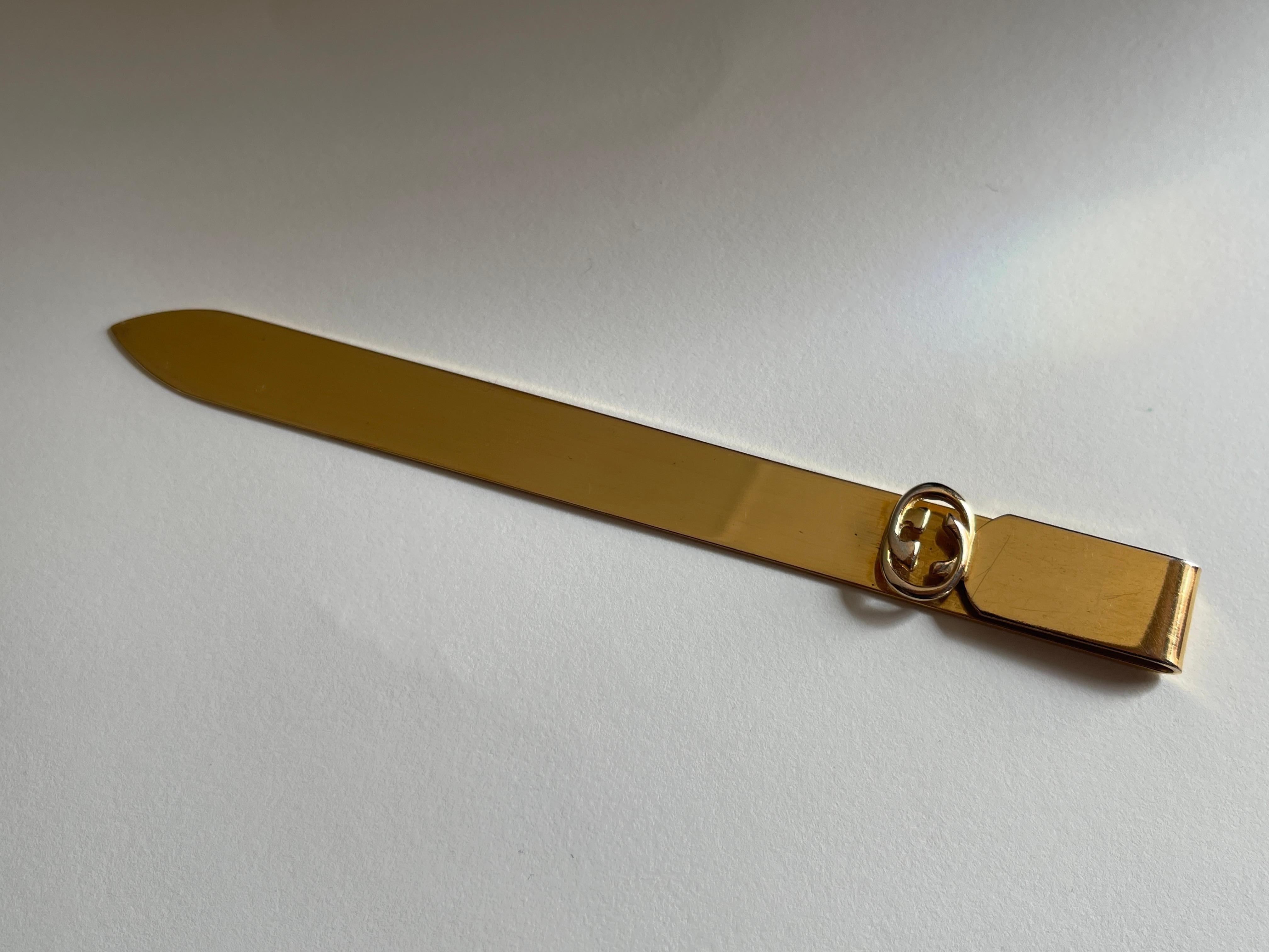 20ième siècle Ouvre-lettres en métal doré de Gucci dans un étui en cuir noir en vente