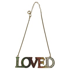 Gucci Collar de Metal Dorado con Colgante Loved Cristales Multicolor