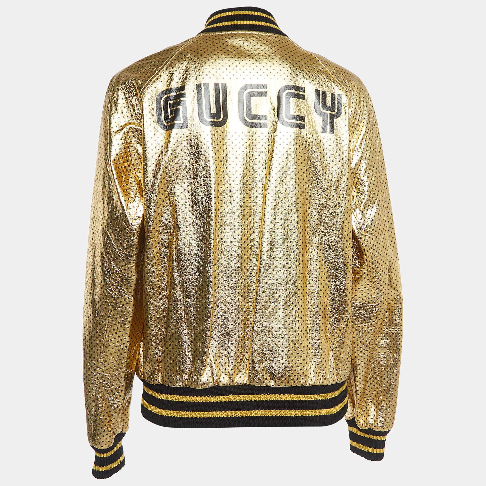 Wie fabelhaft sieht diese goldene Jacke von Gucci aus! Es ist aus feinen Materialien gefertigt und hat lange Ärmel. Kombinieren Sie es mit einer maßgeschneiderten Hose und Ihren Lieblingssneakern für einen luxuriösen Look.

