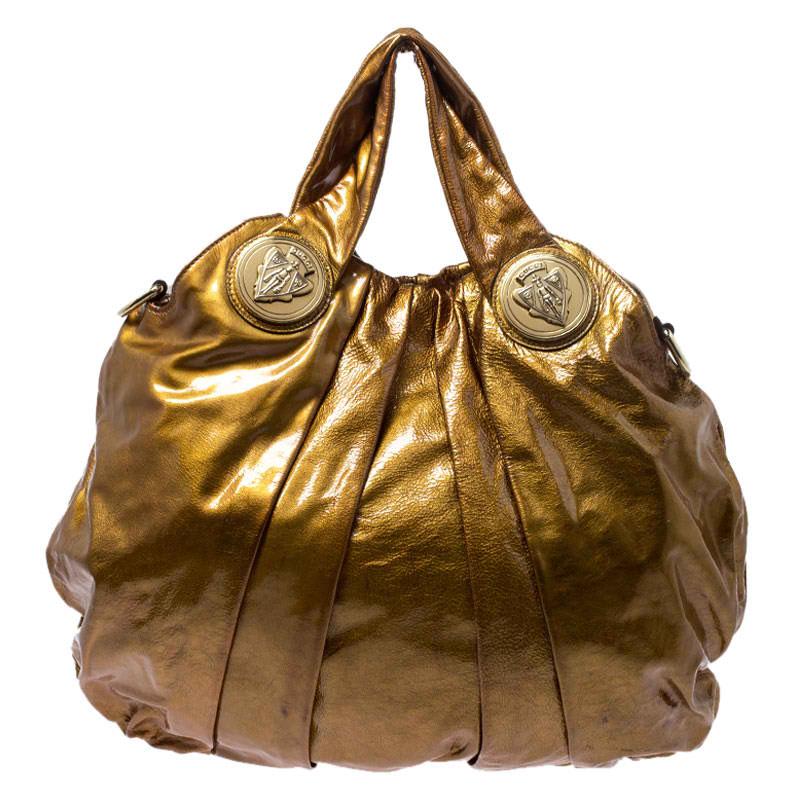 This Gucci hobo is built for everyday use. Crafted from patent leather, it is accented with Gucci’s iconic gold-tone crest. The nylon insides are sized well for housing your essentials comfortably. Designed with two top handles and a detachable