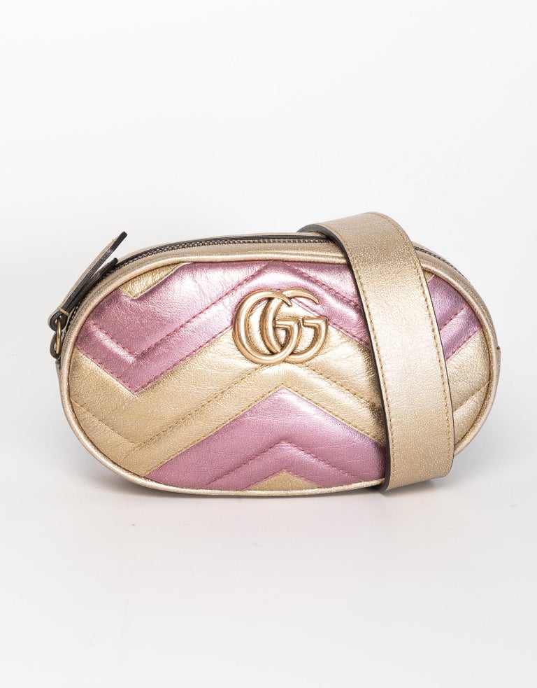 Gucci - Sac ceinture GG Marmont rose métallisé doré En vente sur 1stDibs