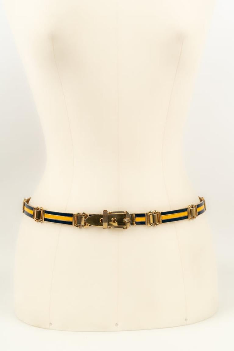 Gucci - Cintura in metallo placcato oro e a righe blu e gialle.

Informazioni aggiuntive:
Condizioni: Buone condizioni
Dimensioni: Lunghezza: da 74 a 77 cm

Riferimento del venditore: ACC107