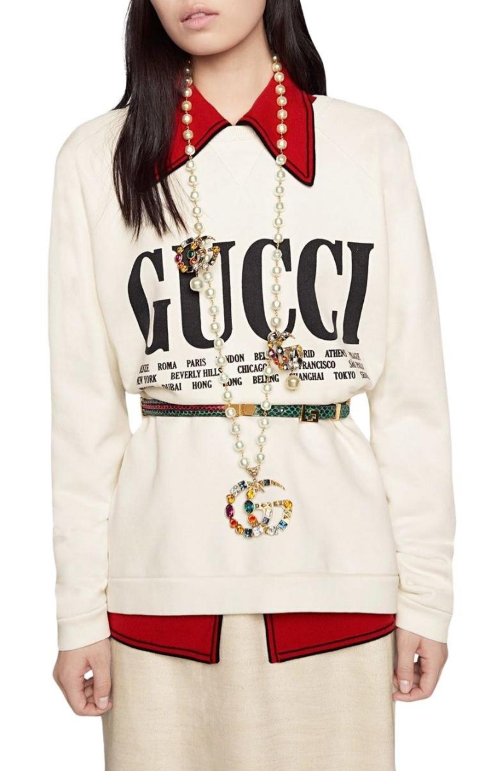 Fabriqué en Italie, ce collier en métal doré Crystal Double G présente un logo Double G avec des cristaux multicolores et une tête de félin.
Les pendentifs sont suspendus à une chaîne à effet perlé.
Les charmes avec double cristal de marmont