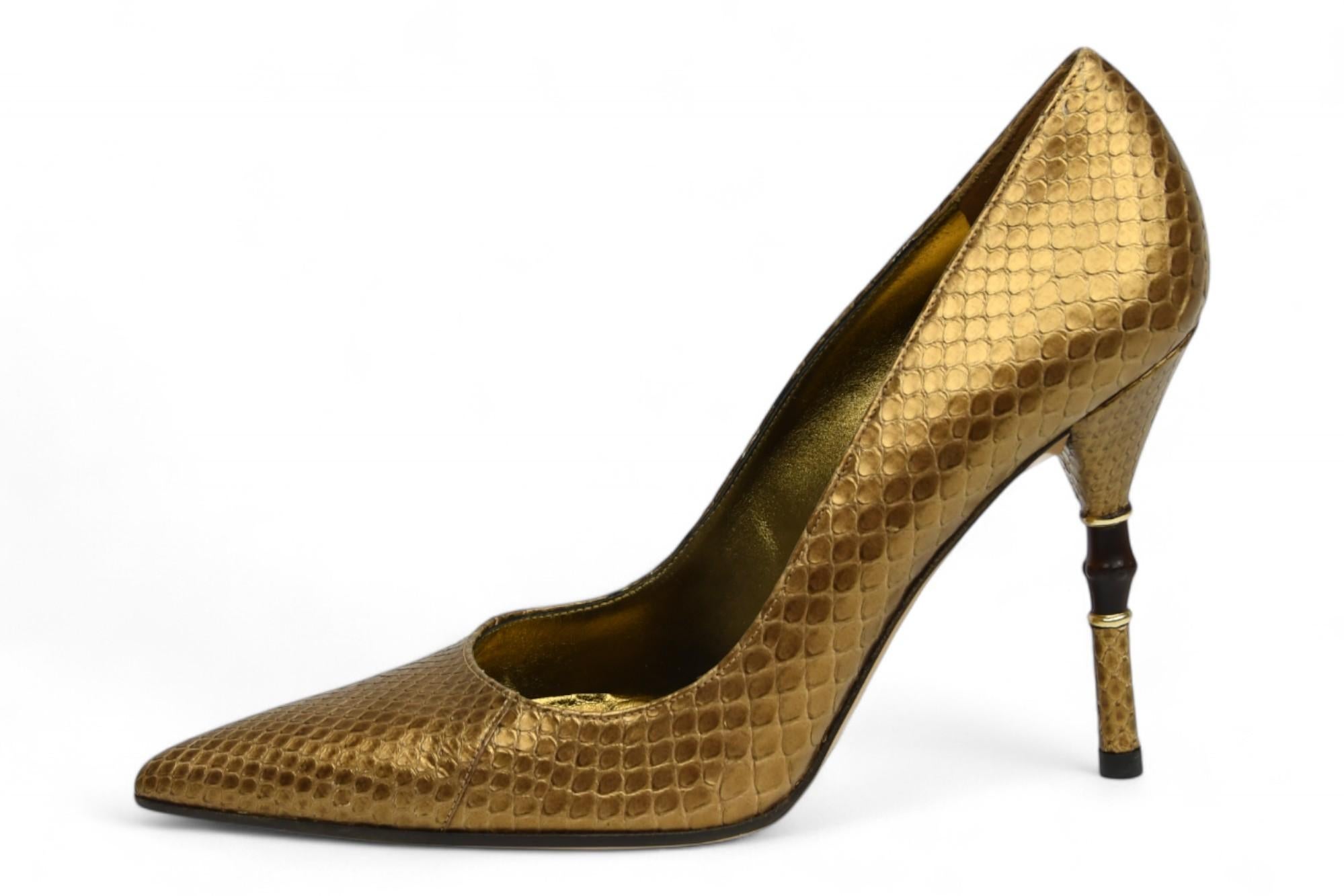 Diese Gucci-Pumps vereinen Tradition und Glamour auf eindrucksvolle Weise und verströmen Luxus bis ins kleinste Detail. Der in Italien aus goldfarbenem, pythongeprägtem Leder gefertigte Schuh mit seiner schlanken, spitzen Zehenpartie und der