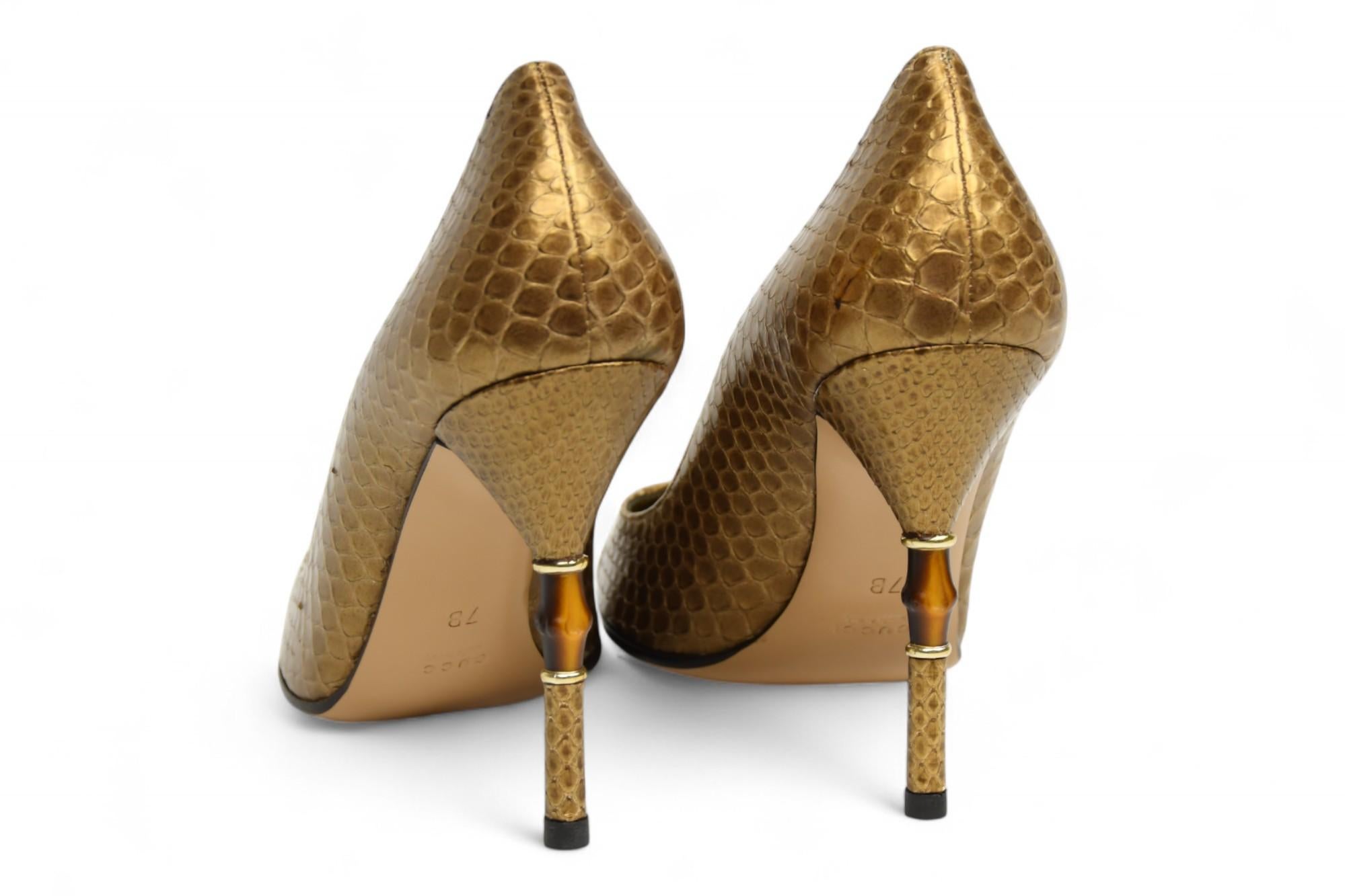 Gucci Pumps mit Python-Prägung in Gold  Größe 7 US (Braun) im Angebot