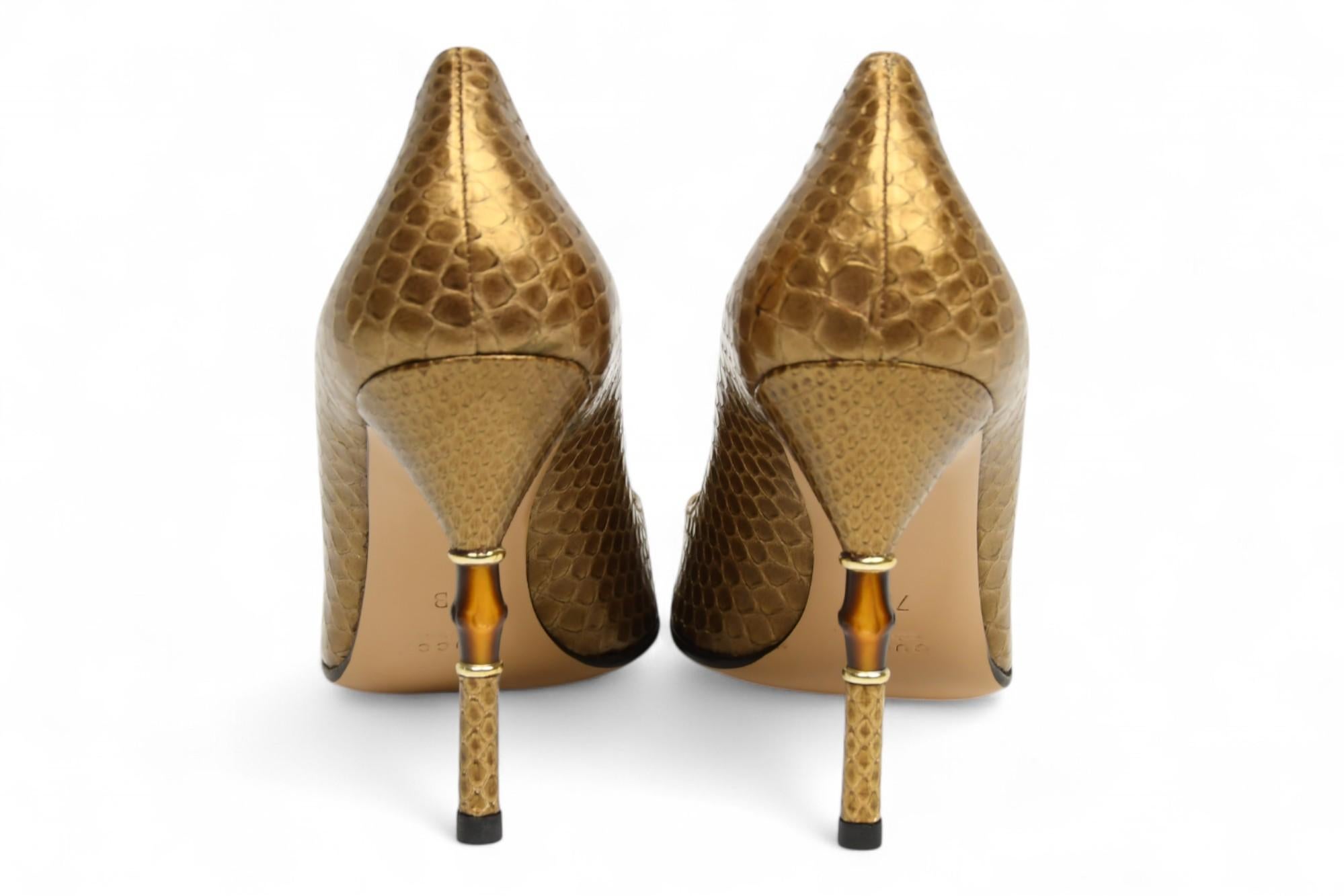 Gucci Pumps mit Python-Prägung in Gold  Größe 7 US im Zustand „Hervorragend“ im Angebot in West Hartford, CT