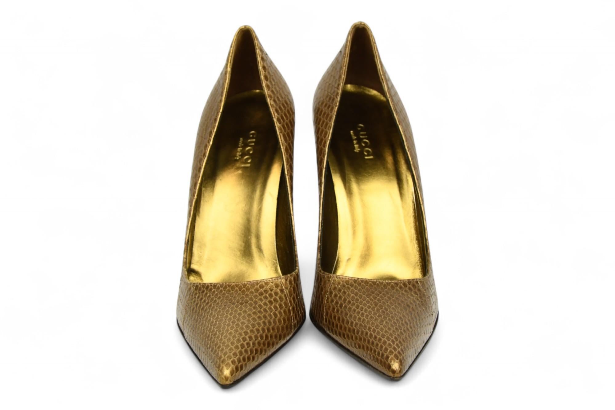 Gucci Pumps mit Python-Prägung in Gold  Größe 7 US Damen im Angebot