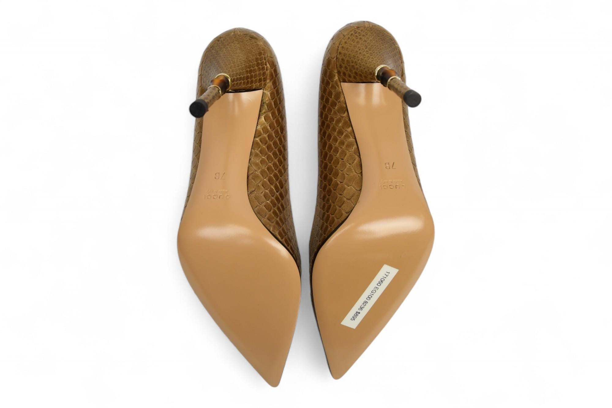 Gucci Pumps mit Python-Prägung in Gold  Größe 7 US im Angebot 1