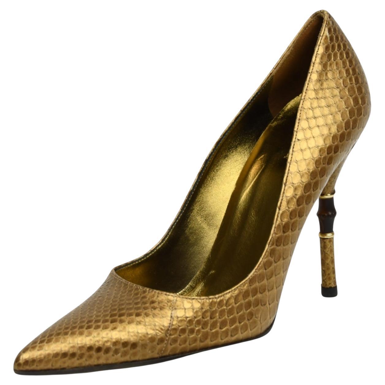 Gucci Pumps mit Python-Prägung in Gold  Größe 7 US im Angebot