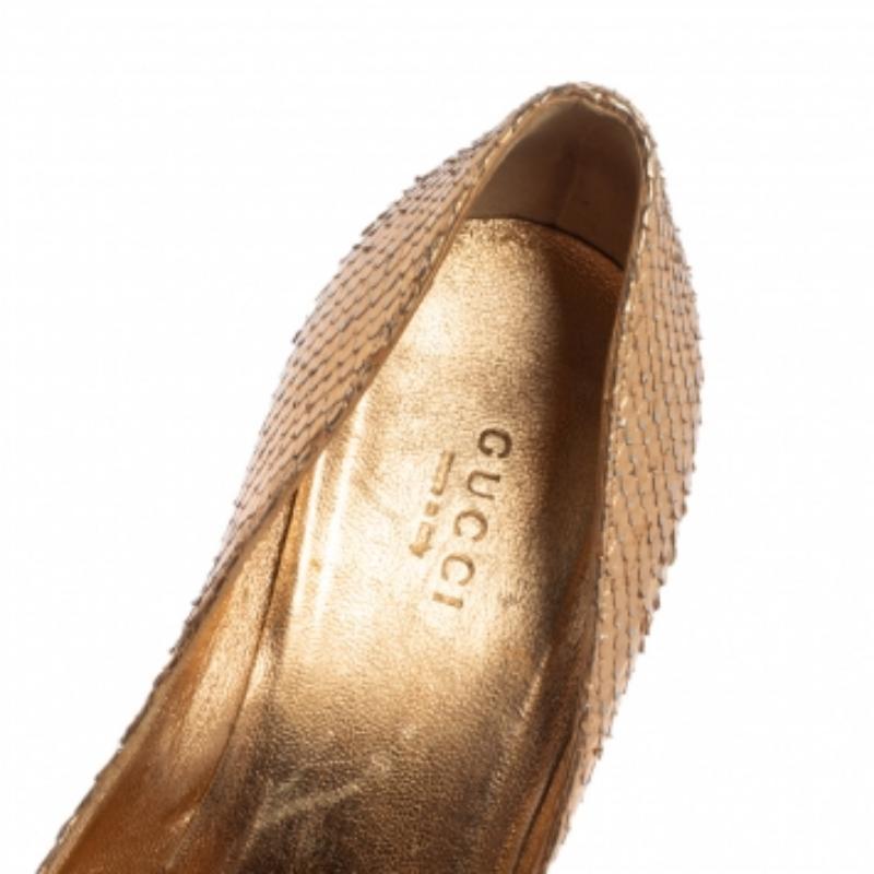 Gucci Gold Python Leather Peep Toe Pumps Size 37 In Fair Condition For Sale In Dubai, Al Qouz 2