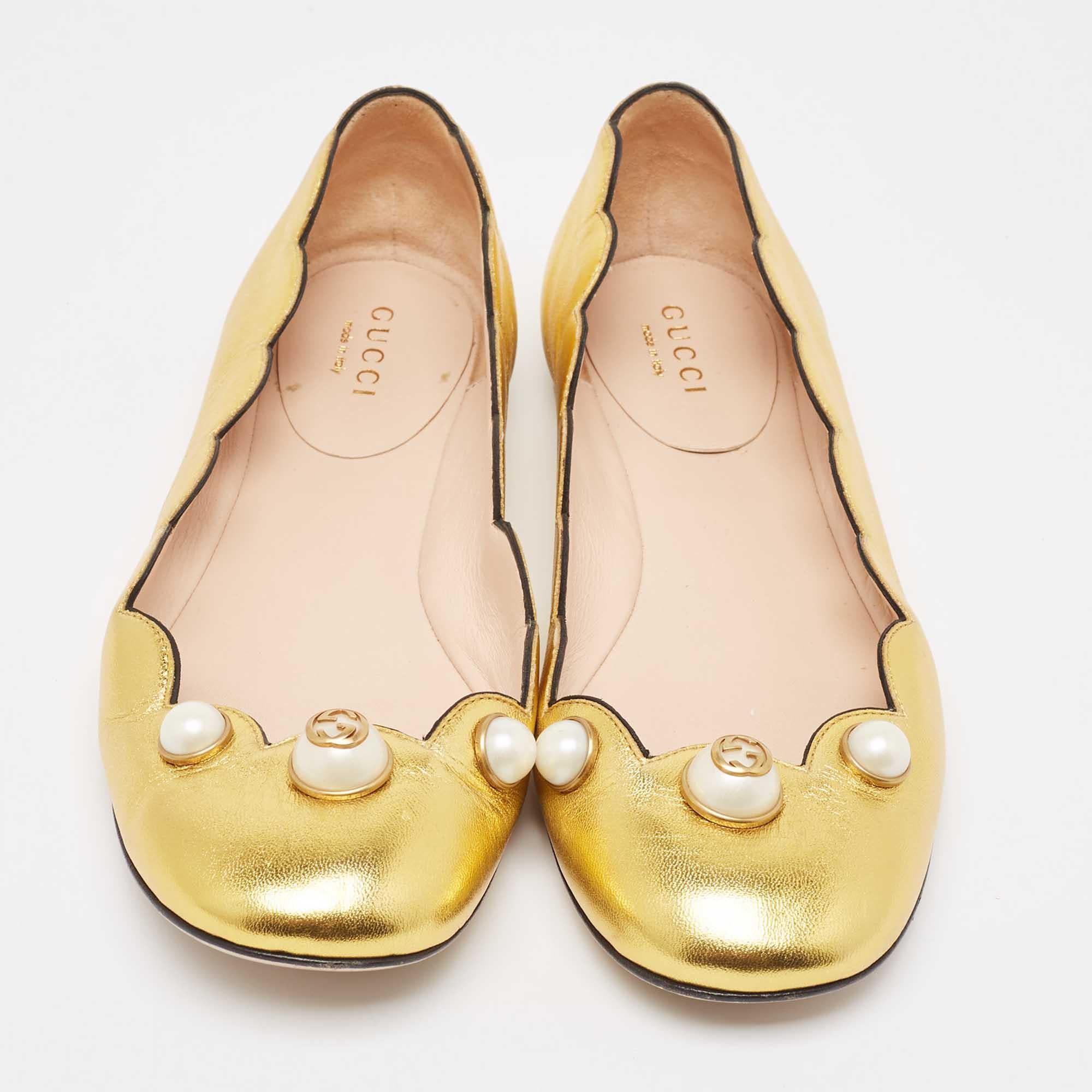 Gucci Gold Scalloped Leather Interlocking G Faux Pearl Ballet Flats Size 36 In Excellent Condition In Dubai, Al Qouz 2