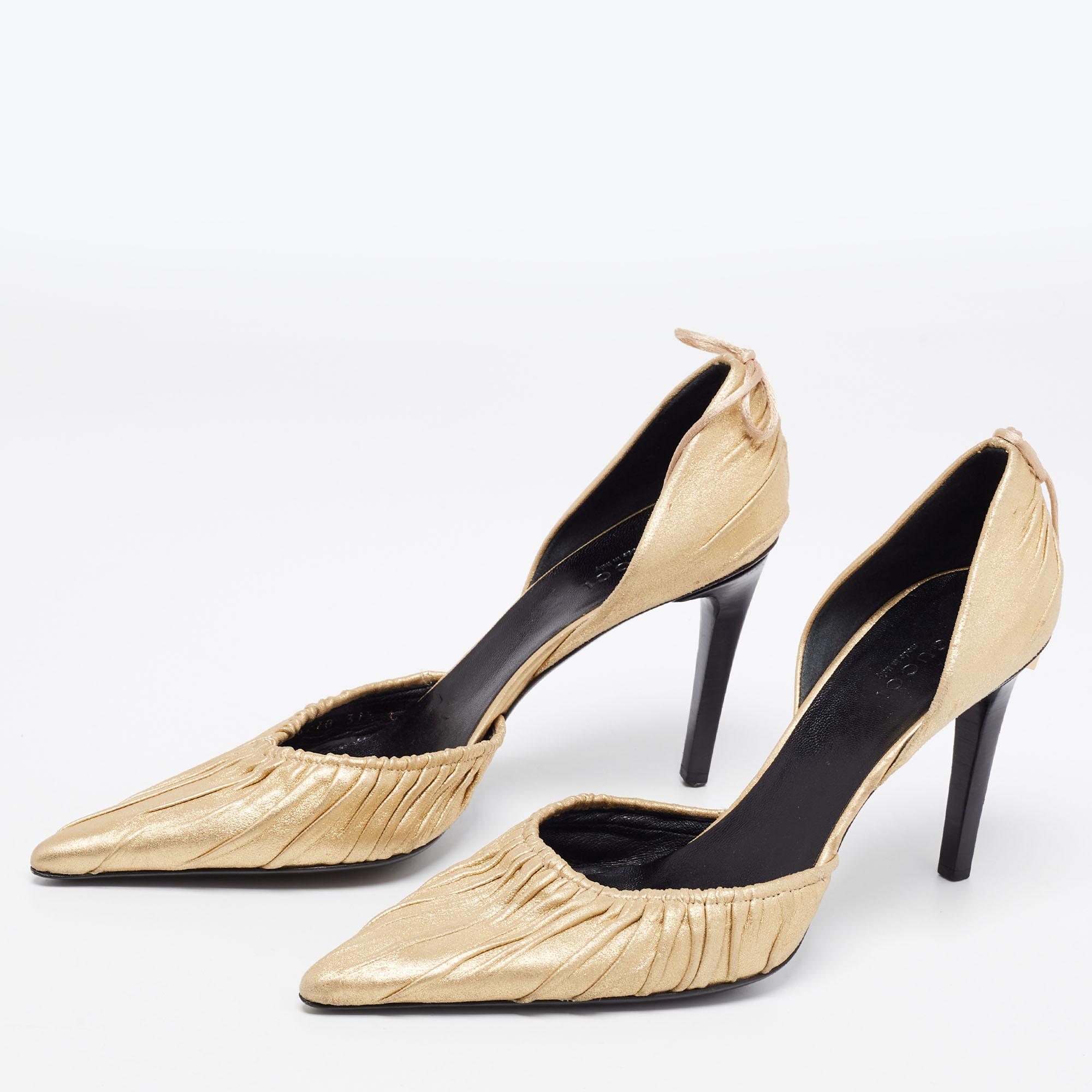 Exuding feminity and elegance, these Gucci pumps feature a simple silhouette with an attractive design. You can wear these pumps for a chic look. They come with a suede construction and are adorned with bow ties on the counters.

