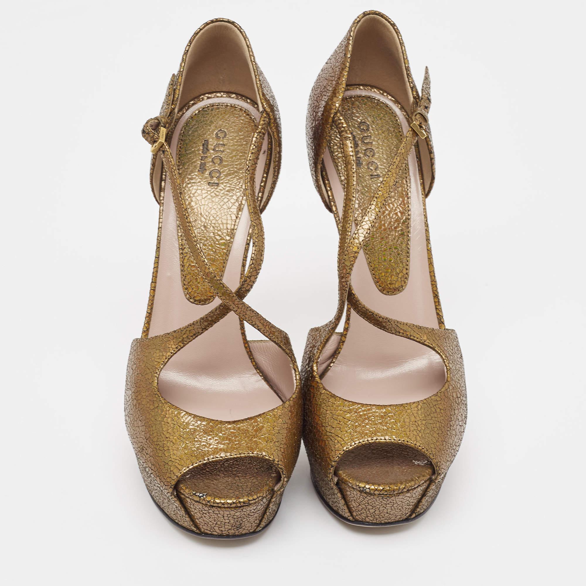 Gucci Gold Textur Leder Knöchelriemen Peep ToeSandals Größe 36,5 (Braun) im Angebot