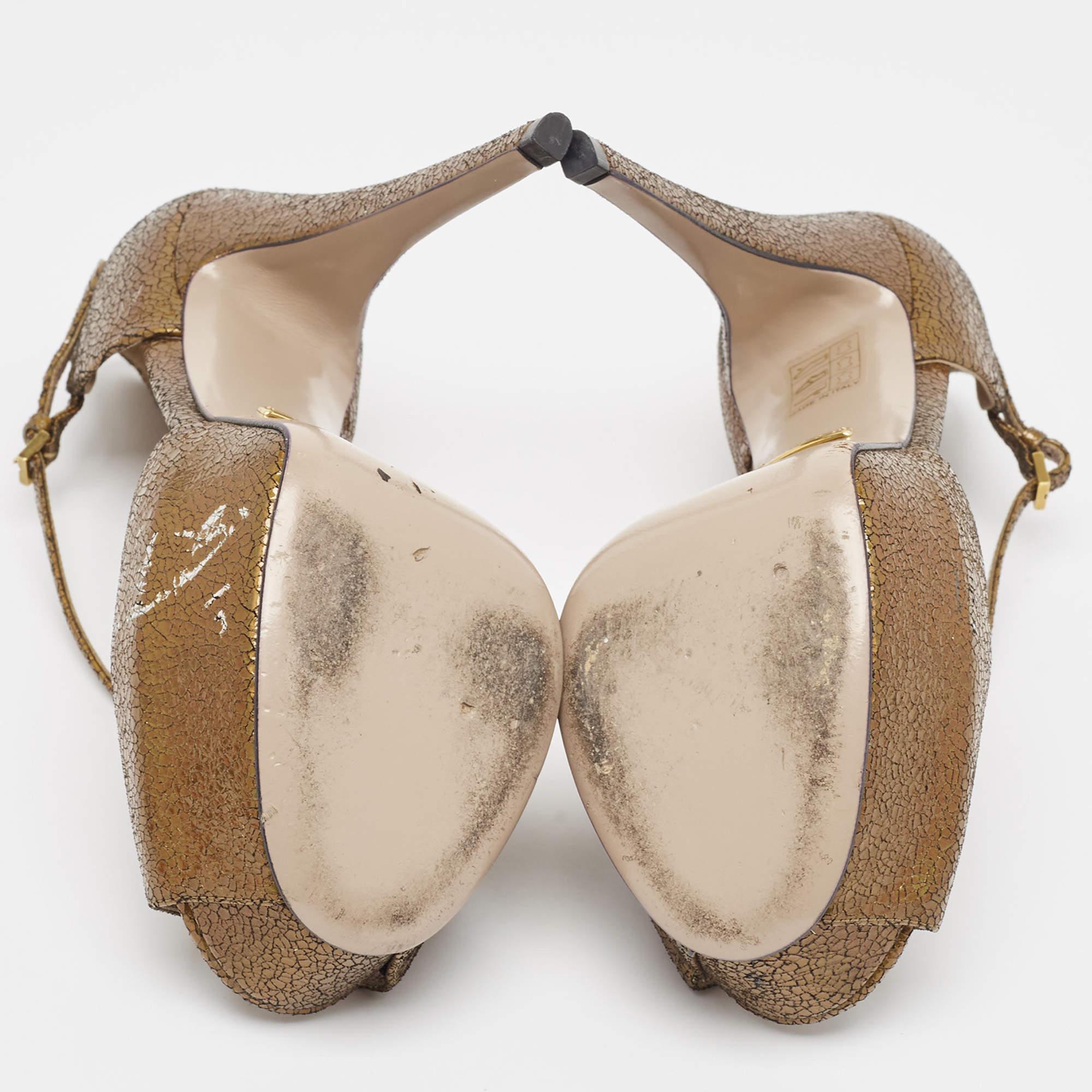 Gucci Gold Textur Leder Knöchelriemen Peep ToeSandals Größe 36,5 im Angebot 1