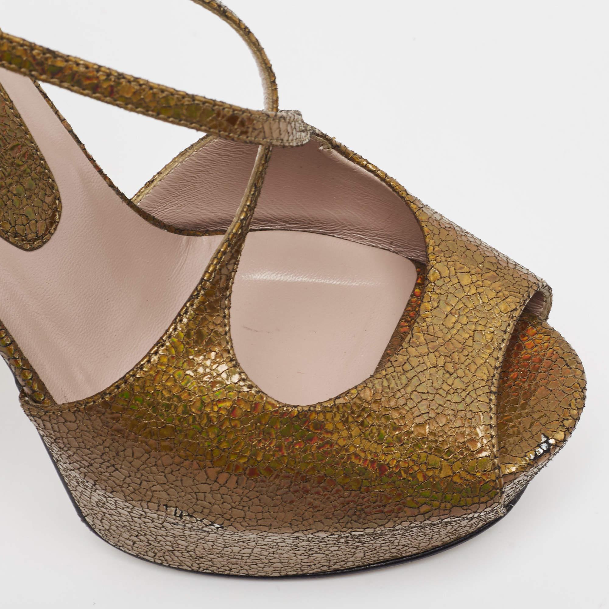 Gucci Gold Textur Leder Knöchelriemen Peep ToeSandals Größe 36,5 im Angebot 3