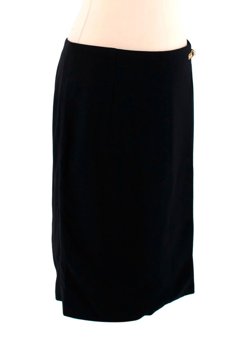  Gucci Black Gold Hook Embellished Skirt

- Concealed zip closure on the side
- Fully lined
- Gold-tone hook embellishment at the front with embossed Gucci logo

Materials:
52% Acetate
45% Rayon
3% Elastane
Lining: 96% Silk, 4% Elastane

Made in