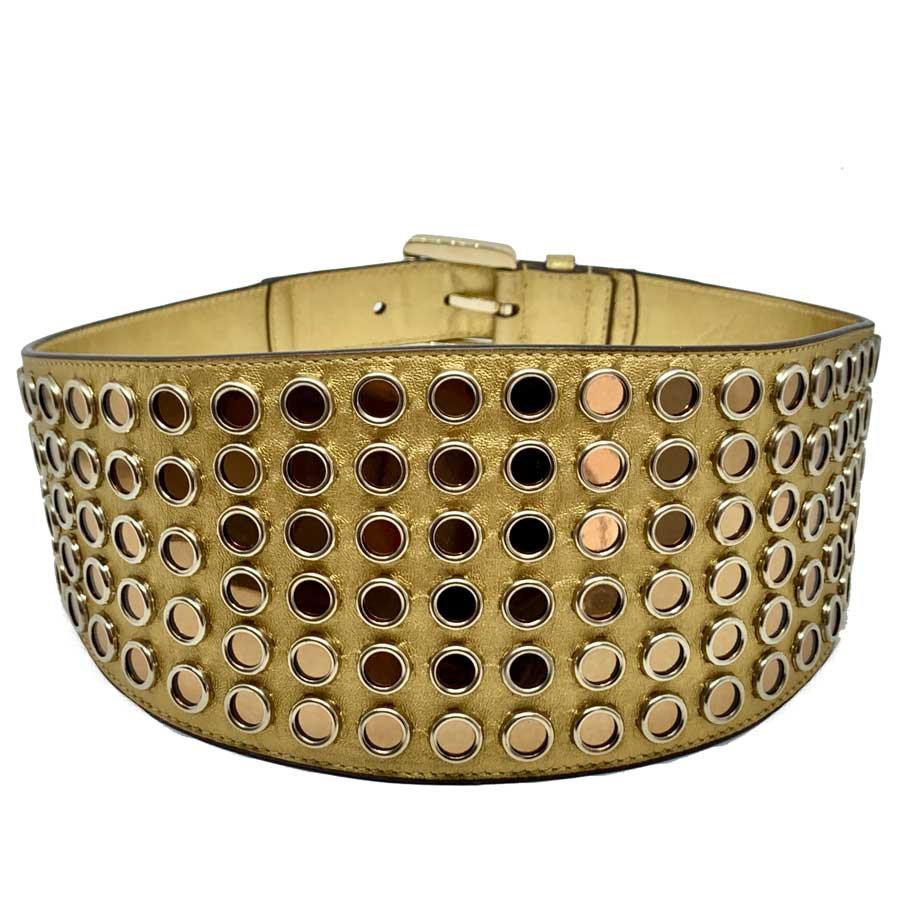 The belt is from Maison Gucci. Very original, it is made of a multitude of small mirrors on a gold leather belt. 
The belt is in very good condition. No signs of wear. It corresponds to a size 85 (FR) / 34 (US) and it is elastic. The wilder part
