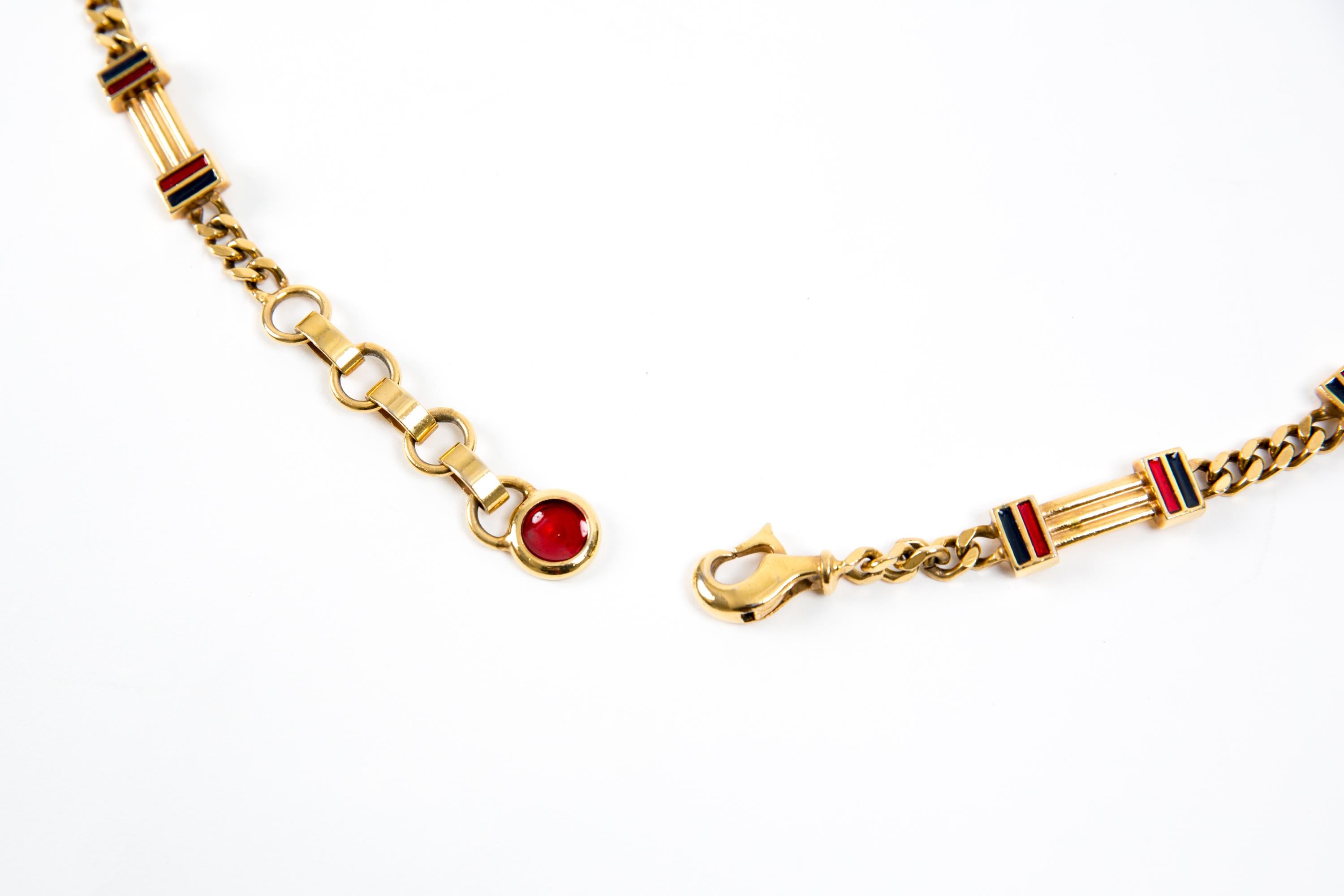 Gucci gold tone metal chain belt featuring  red and black details, a hook opening for an adjustable length, a round edge logo medal.  Estimated Size: Medium
Circa: 2000s
In good vintage condition. Made in Italy.
Maxi length: 32.2in. (82cm)
Width: