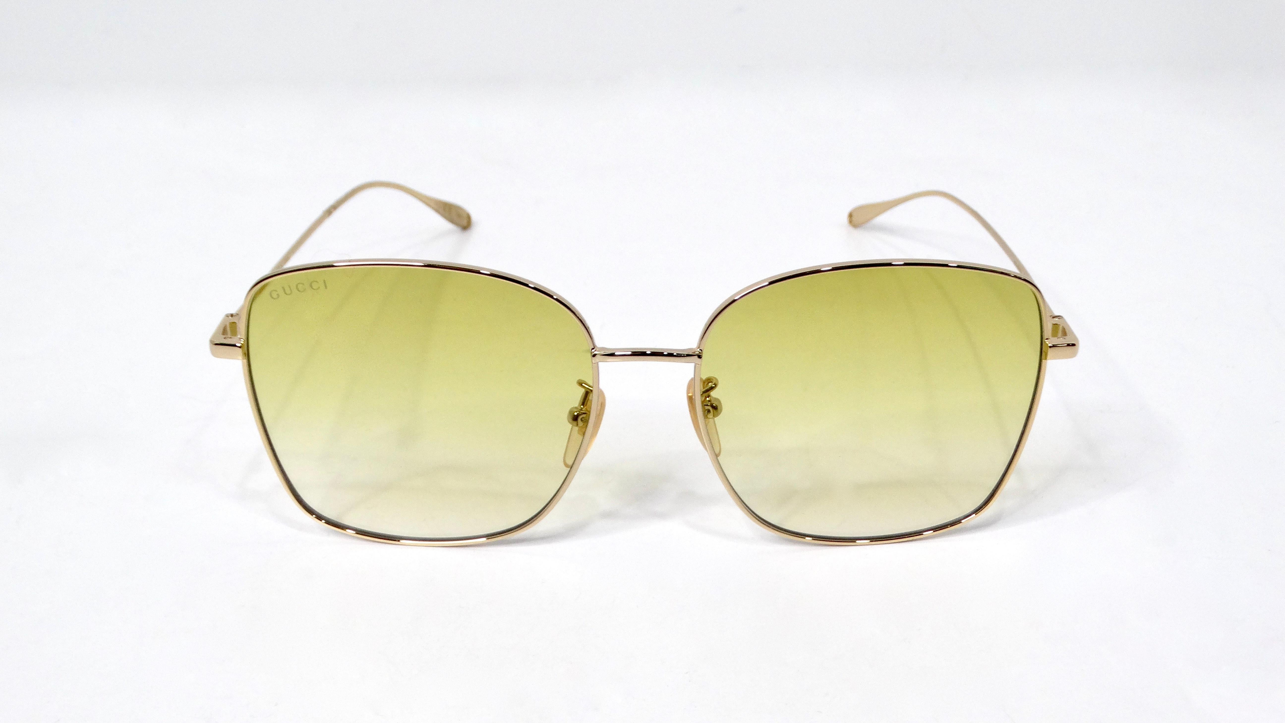 Beige Occhiali da sole quadrati color oro di Gucci con charms a forma di cuore da appendere in vendita