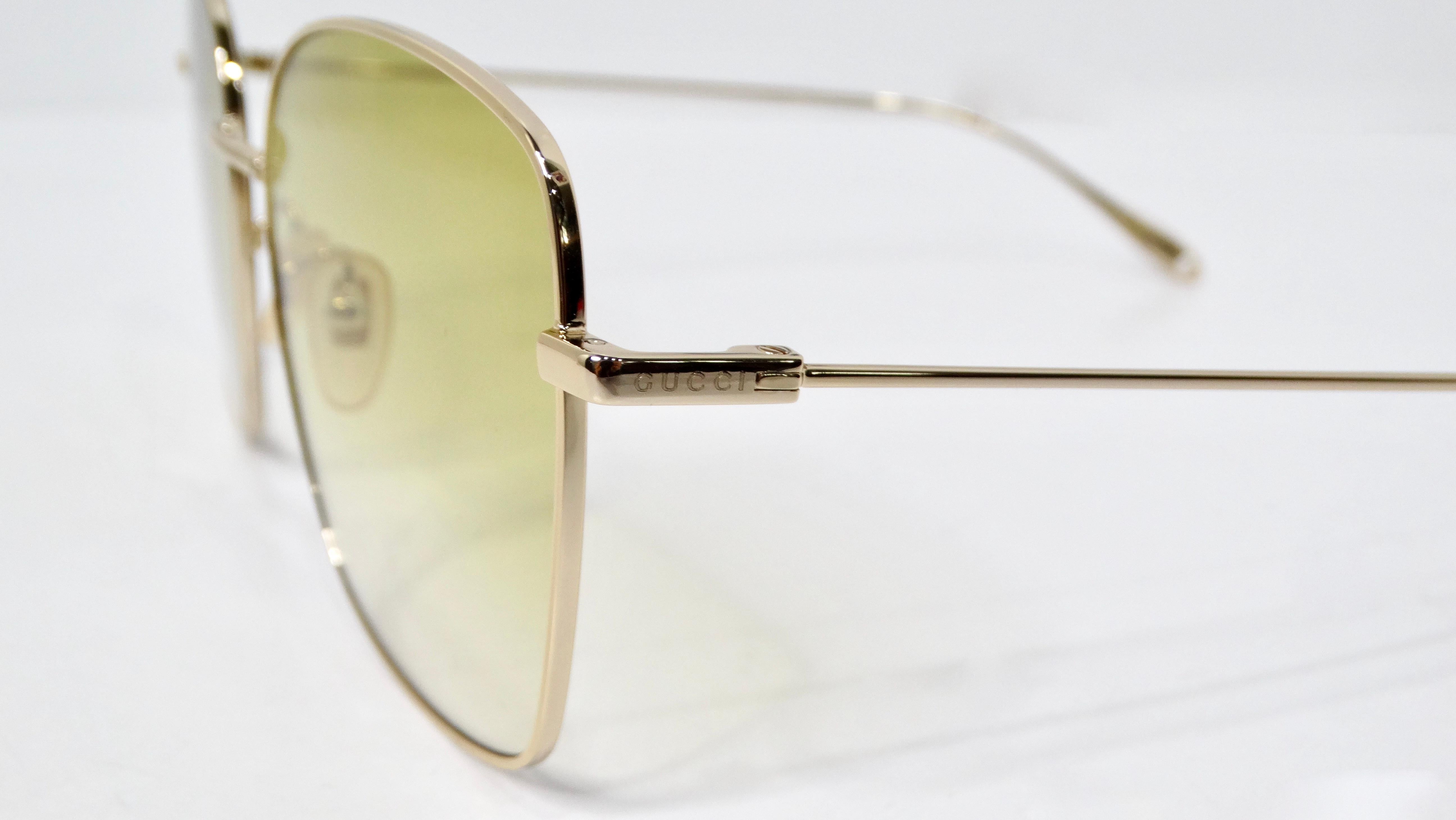 Occhiali da sole quadrati color oro di Gucci con charms a forma di cuore da appendere in vendita 1