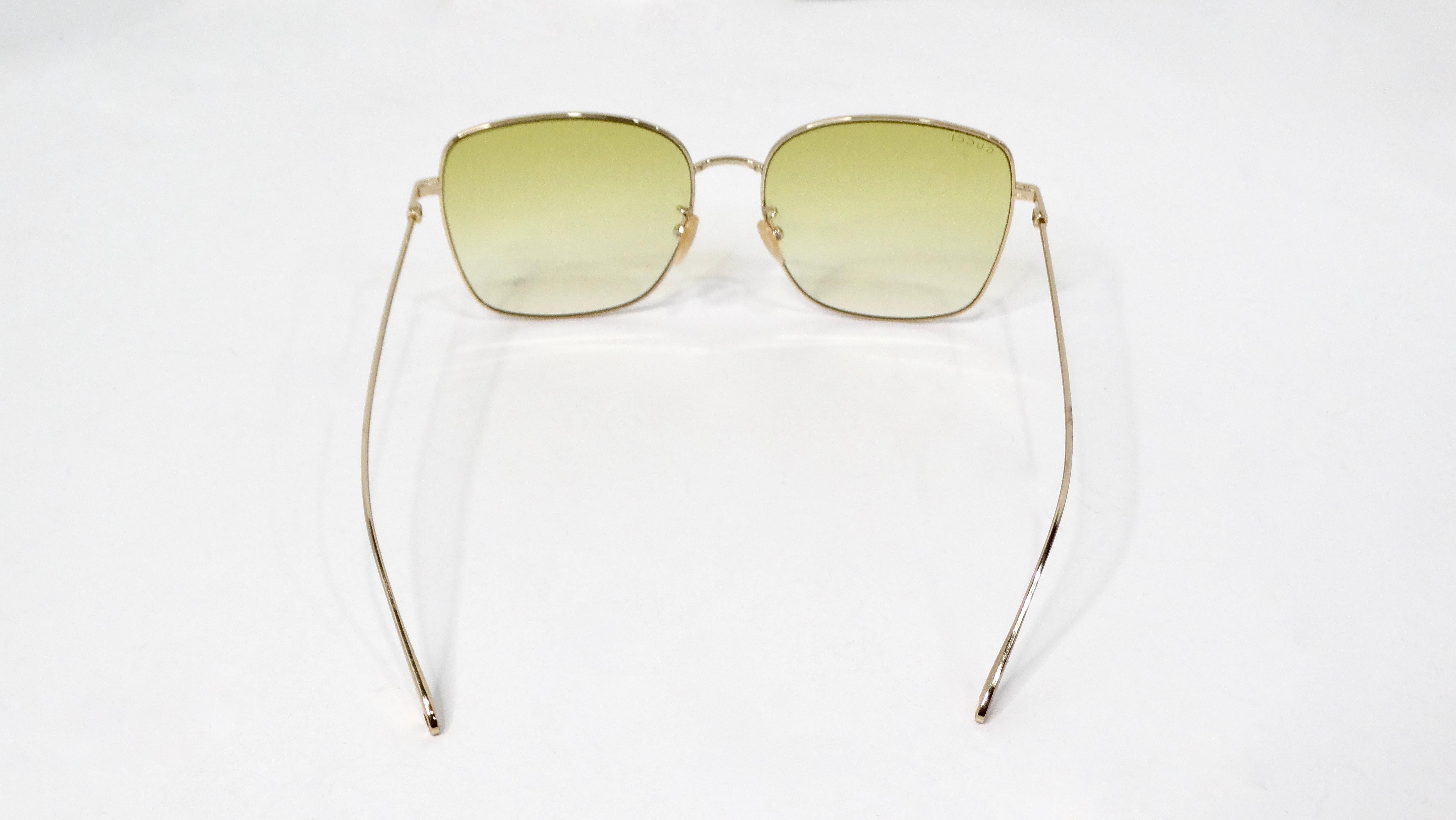 Occhiali da sole quadrati color oro di Gucci con charms a forma di cuore da appendere in vendita 2
