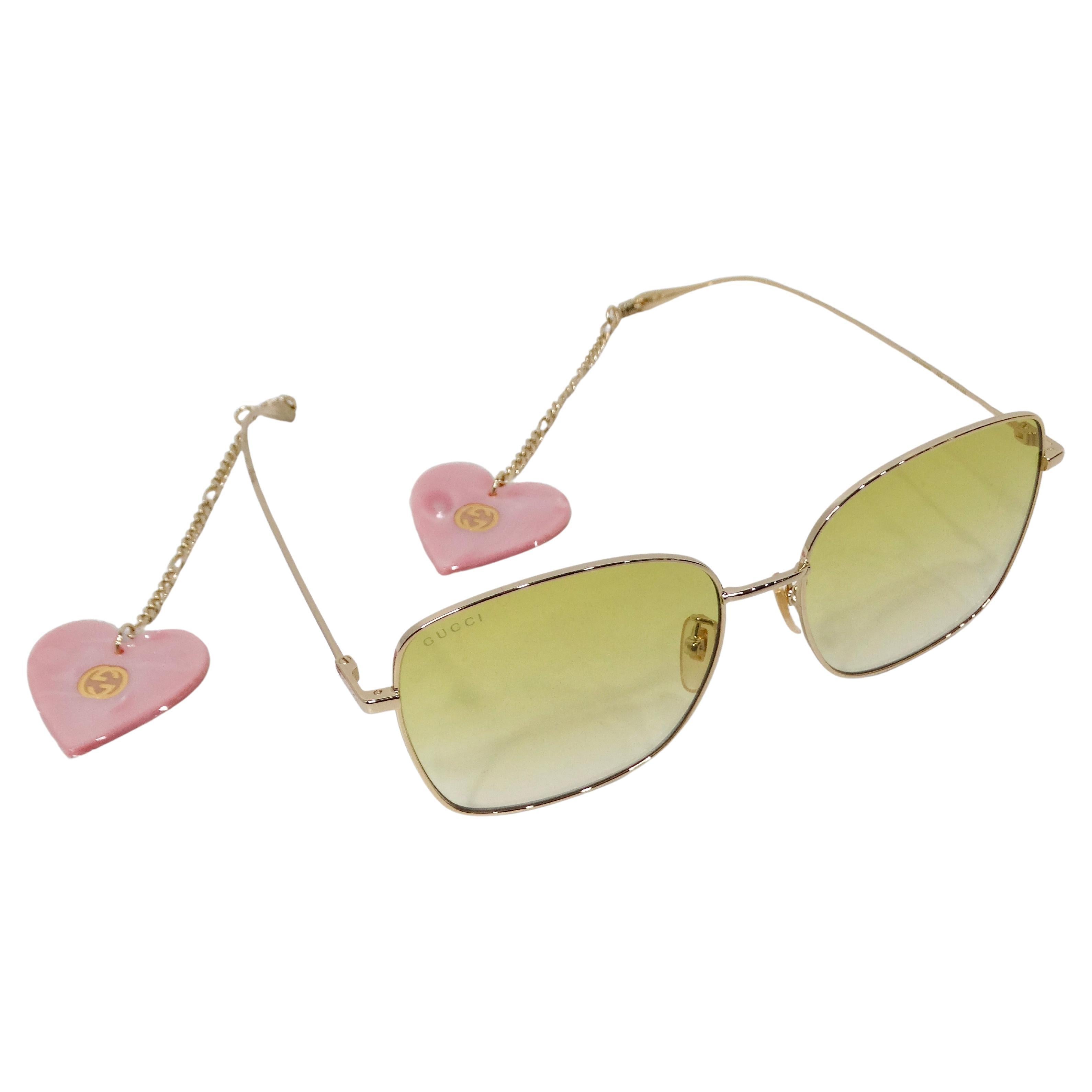 Occhiali da sole quadrati color oro di Gucci con charms a forma di cuore da appendere in vendita