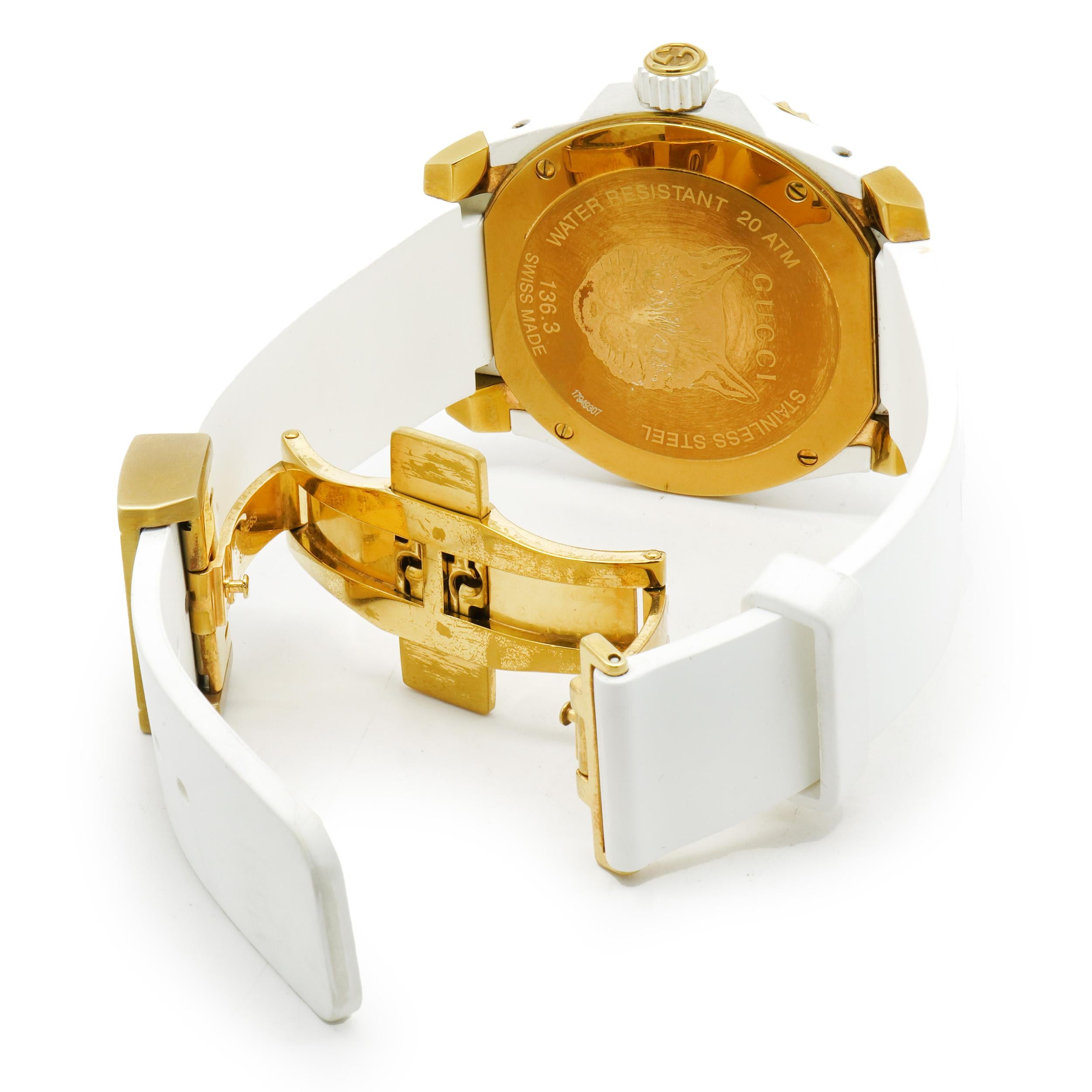 Gucci Dive aus goldfarbenem Edelstahl und weißem Gummi in Goldtönen für Damen oder Herren