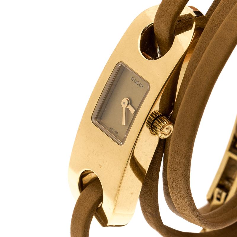 D'un design classique, cette montre de Gucci est impeccable pour toutes les occasions spéciales. Alors que la lunette gravée et plaquée or ajoute une touche d'élégance à la pièce, le bracelet en cuir frais en fait un accessoire décontracté sans