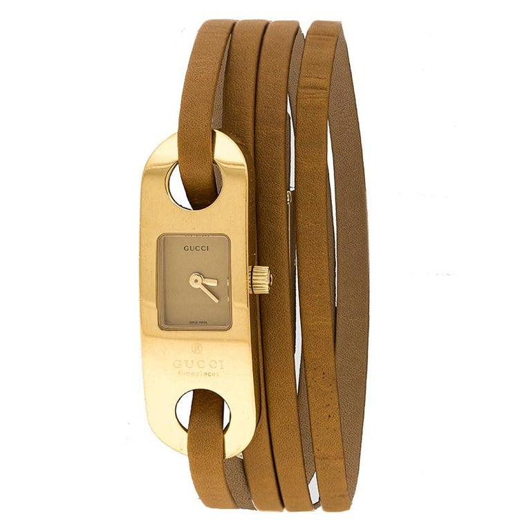 Gucci Montre-bracelet pour femme 14 mm en cuir et acier inoxydable de  couleur or avec porte-clés 6100L En vente sur 1stDibs