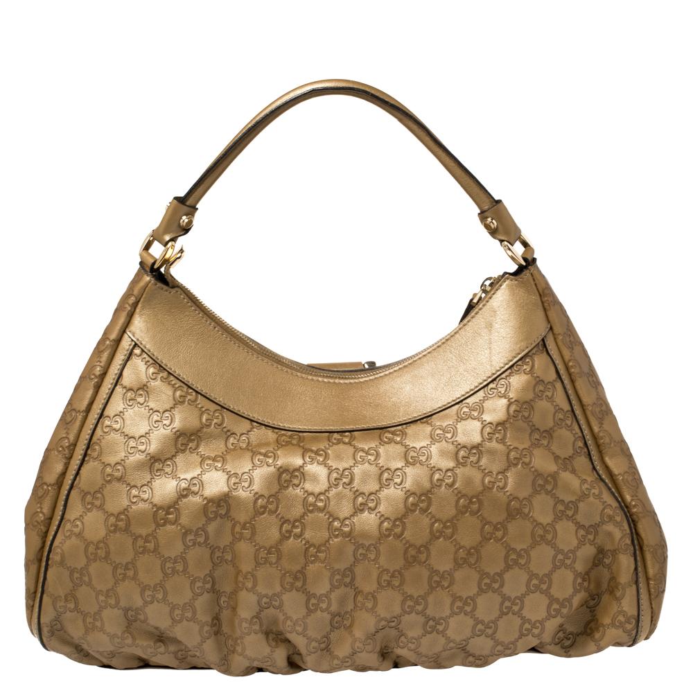 Gucci brings to you this amazing D Ring hobo that is smart and modern. Made in Italy, this golden brown hobo is crafted from the signature Guccissima leather and features a single top handle and a D shaped ring at the front. The zip fastening at the