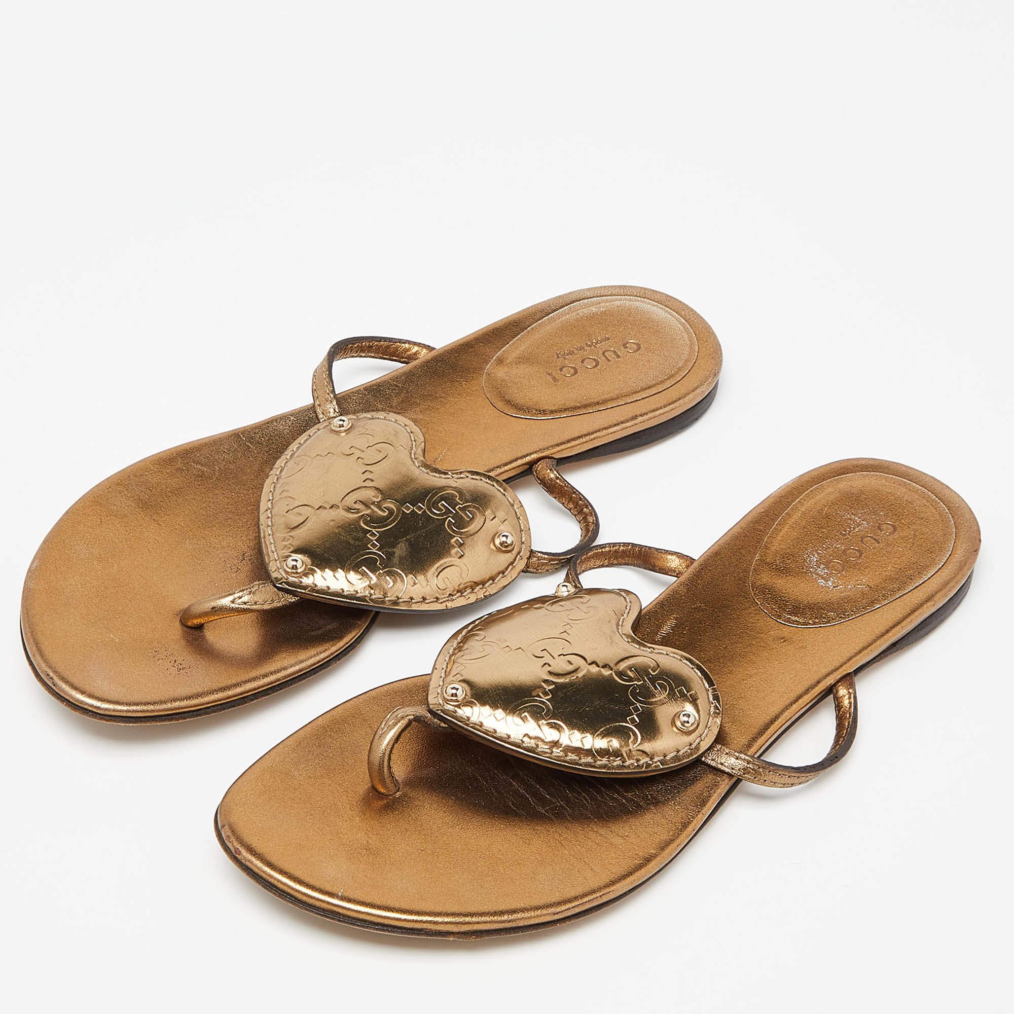 Enhance your casual looks with a touch of high style with these designer slides. Rendered in quality material with a lovely hue adorning its expanse, this pair is a must-have! 
