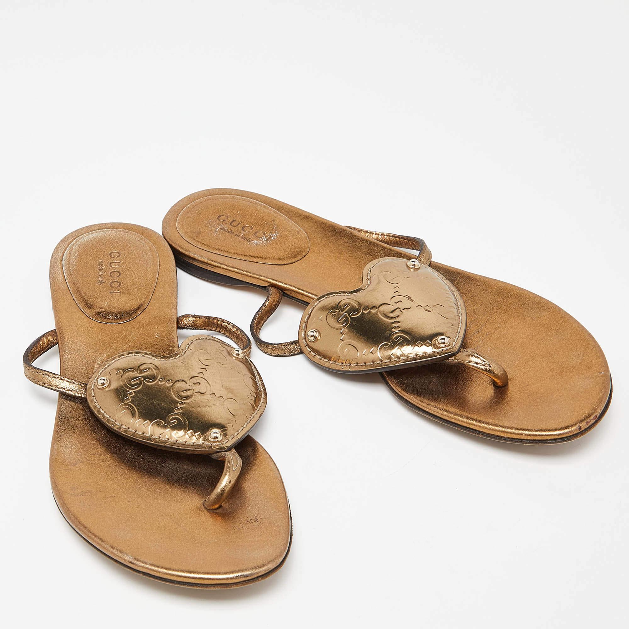 Gucci Golden Metallic Gold Leather Heart Thong Flat Slides Size 36 In Good Condition In Dubai, Al Qouz 2