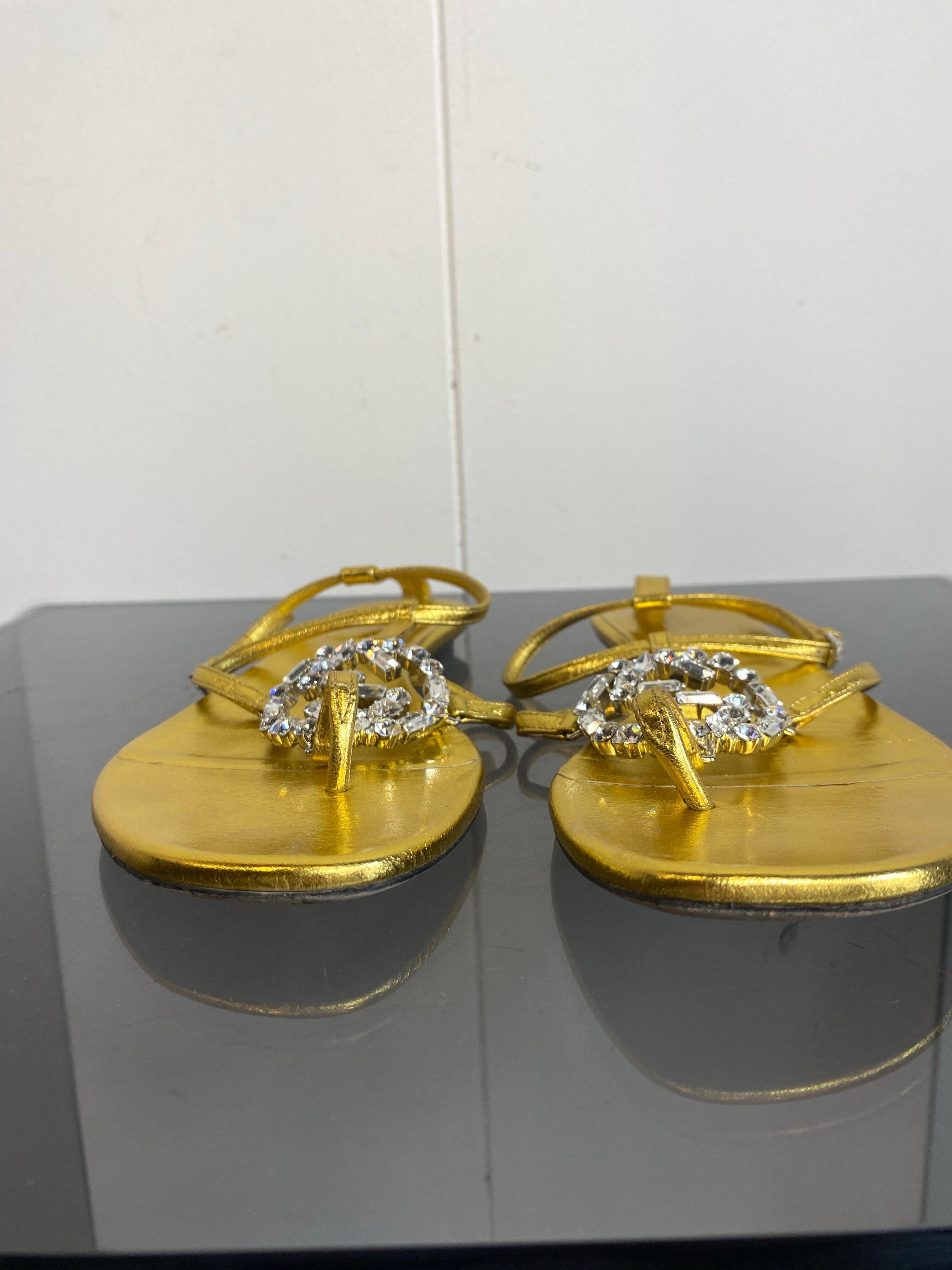 Gucci golden sandals with strass.
Size 36.5 EU.
Good condition, shows signs of use as shown in the photos.