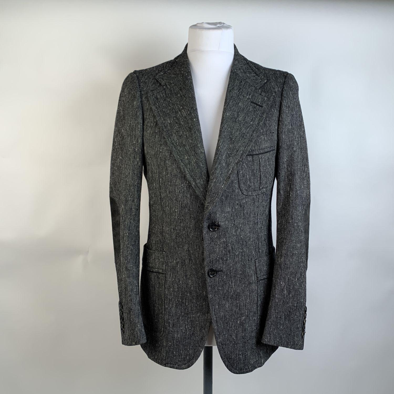 Gucci Men blazer with melange pattern. Button closure on the front. Lapel collar. Suede patches on the elbows. Composition: 80% Wool, 10% Cashmere, 10% Silk. Lined. Interior pockets. 2 open pockets on the waist and 1 chest pocket. Size: 46