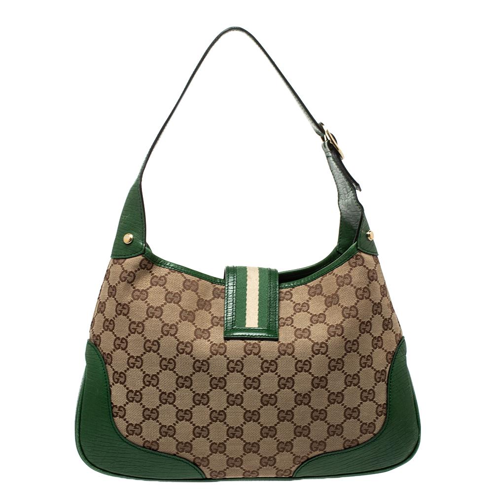 A handbag should not only be good looking but also durable, just like this Junco hobo from Gucci. Crafted from signature canvas and leather, this gorgeous green & beige bag has a strap closure that opens up to a spacious fabric interior. Complete