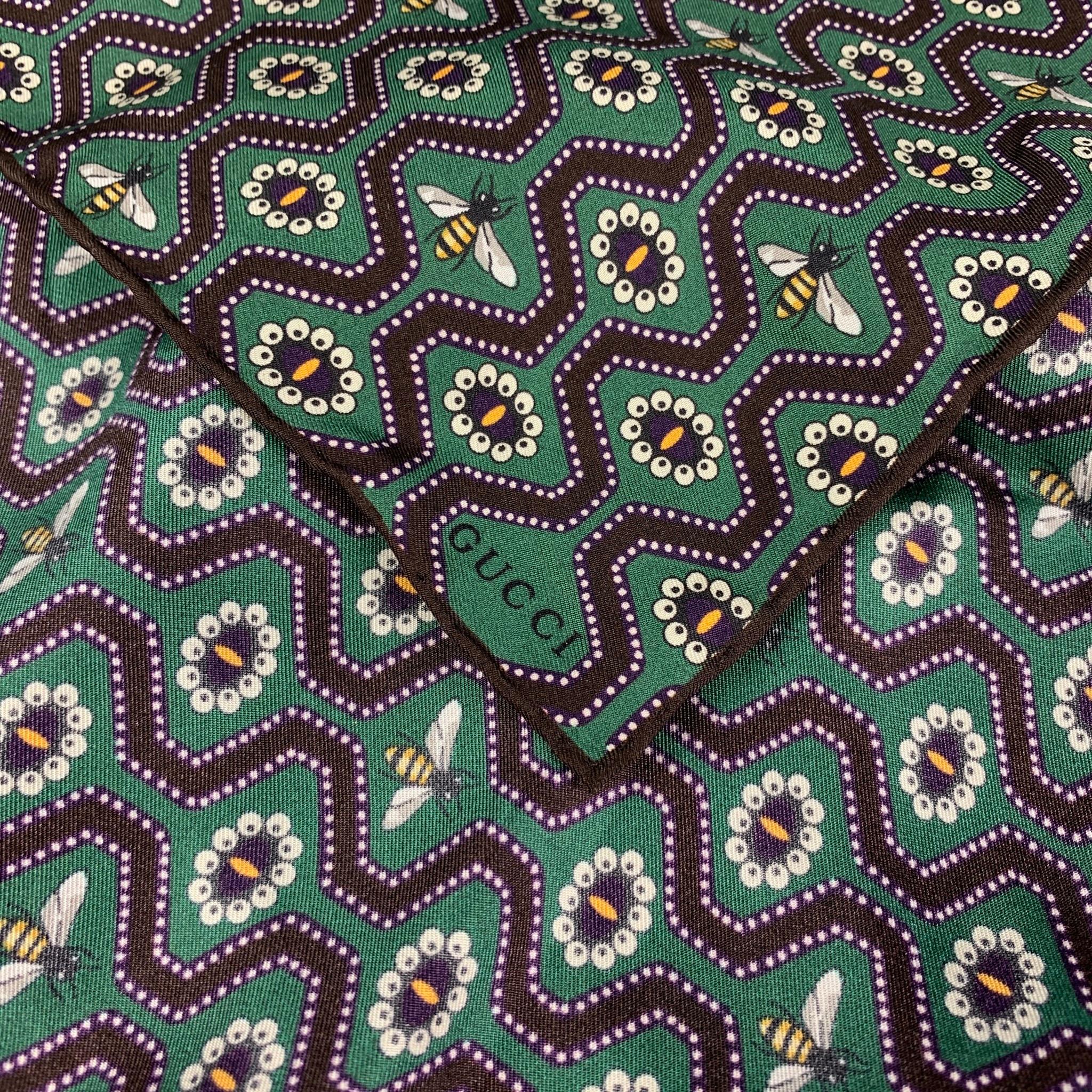 GUCCI pocket square comes in a green & brown bee print silk.

Excellent Very Good Pre-Owned Condition.

Measurements:

16.5 in. x 16 in. 