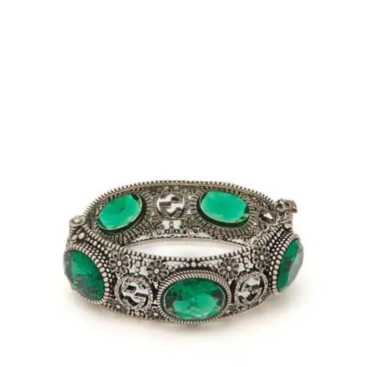 Taille hexagone Gucci Bracelet en argent sterling orné de cristaux verts en vente